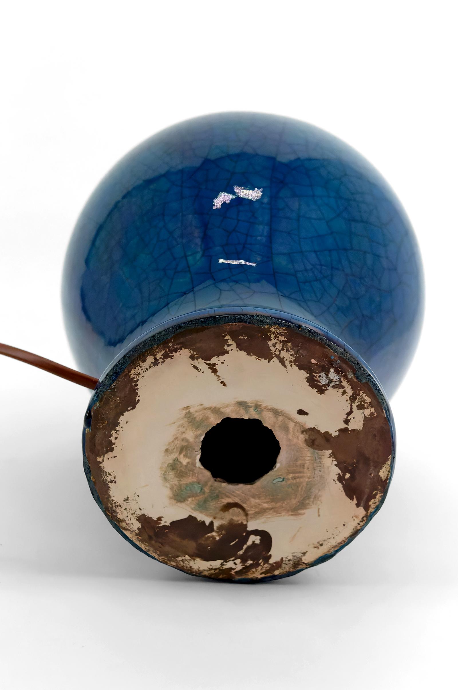 Lampe en céramique émaillée bleue piquée, dans le style de Pol Chambost, France, années 1950 en vente 4