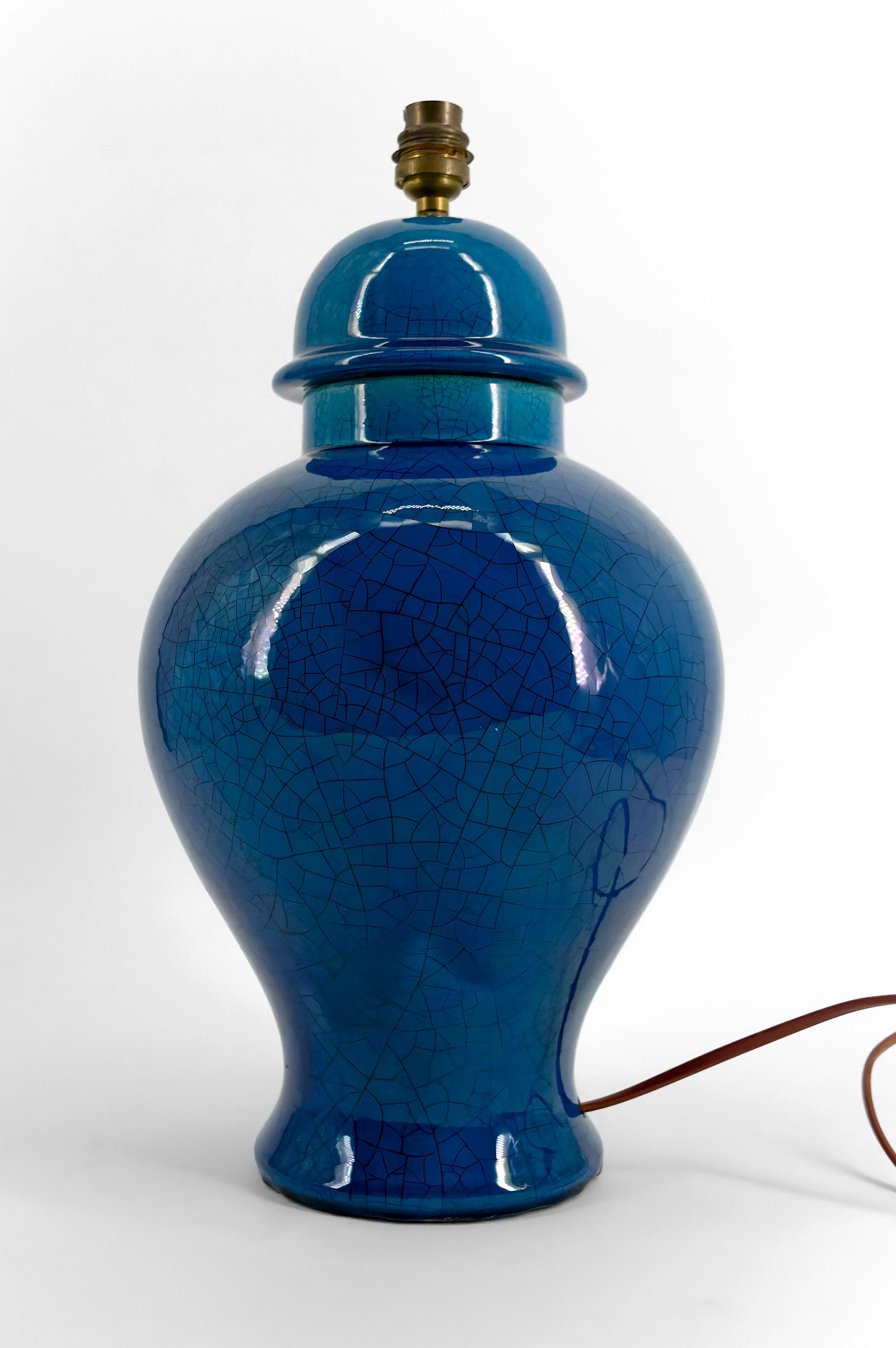 Mid-Century Modern Lampe en céramique émaillée bleue piquée, dans le style de Pol Chambost, France, années 1950 en vente