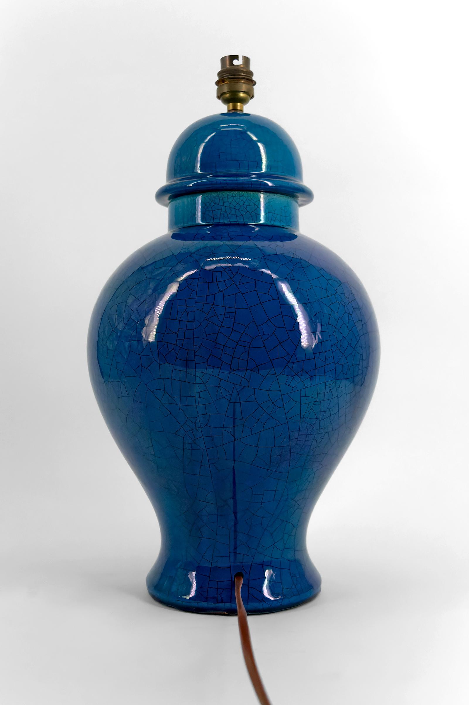 Français Lampe en céramique émaillée bleue piquée, dans le style de Pol Chambost, France, années 1950 en vente