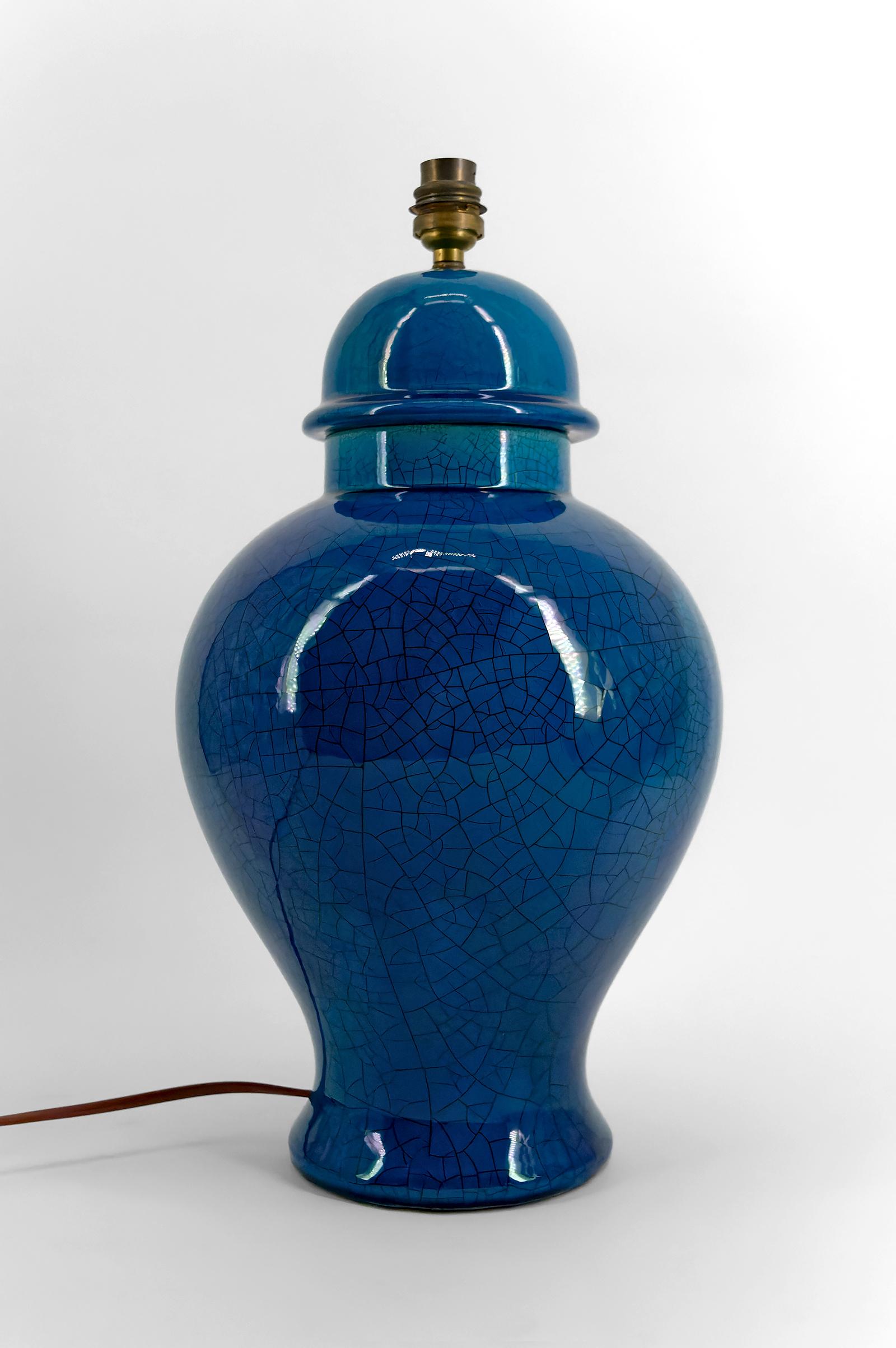 Émaillé Lampe en céramique émaillée bleue piquée, dans le style de Pol Chambost, France, années 1950 en vente
