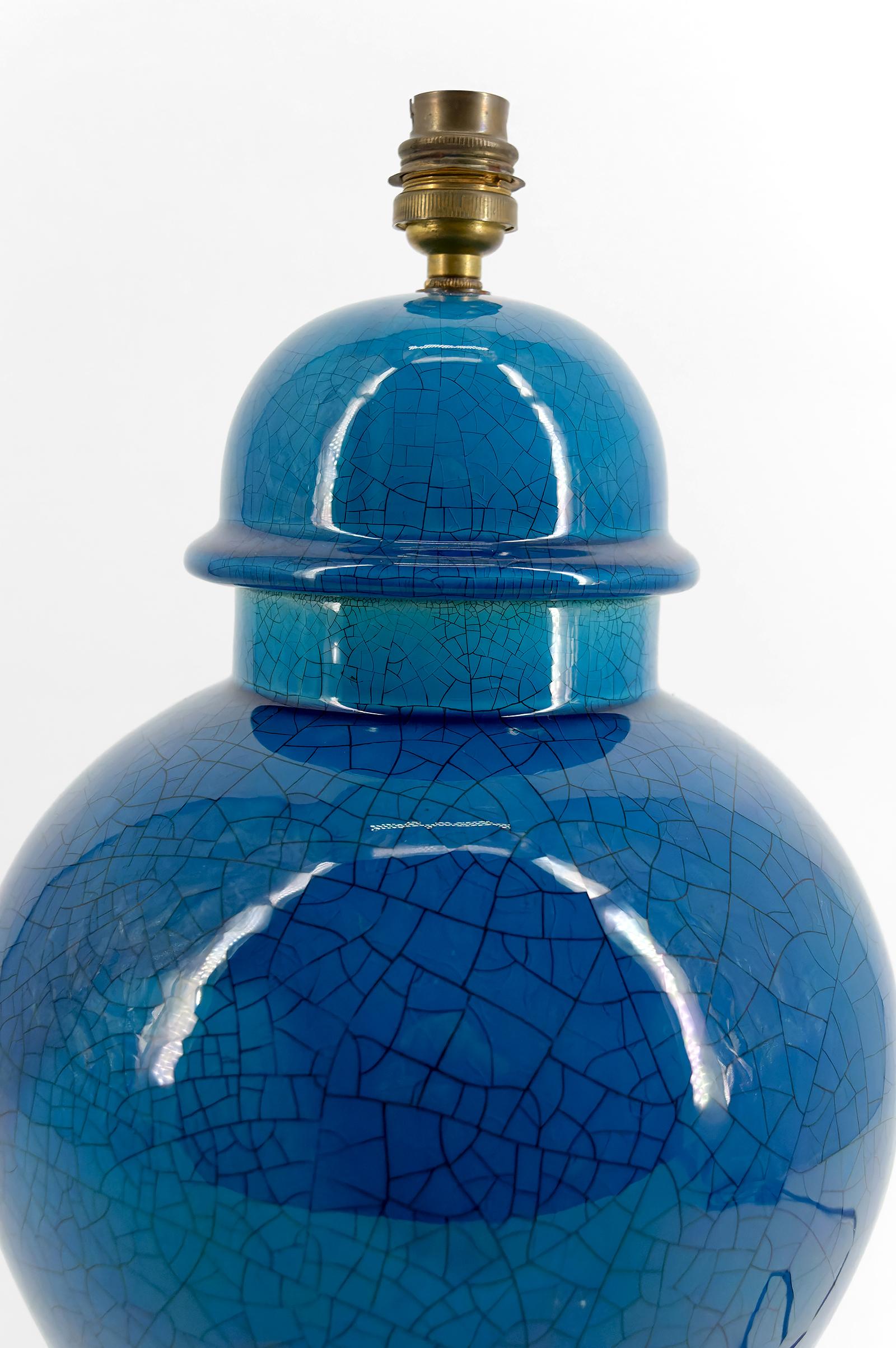 Milieu du XXe siècle Lampe en céramique émaillée bleue piquée, dans le style de Pol Chambost, France, années 1950 en vente