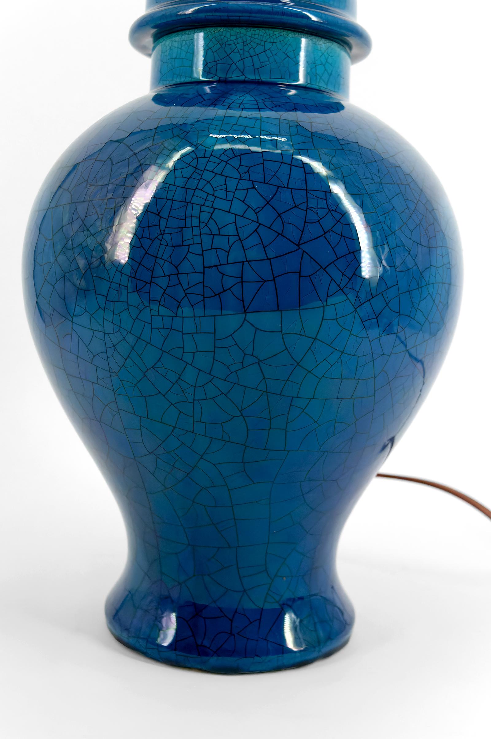 Céramique Lampe en céramique émaillée bleue piquée, dans le style de Pol Chambost, France, années 1950 en vente