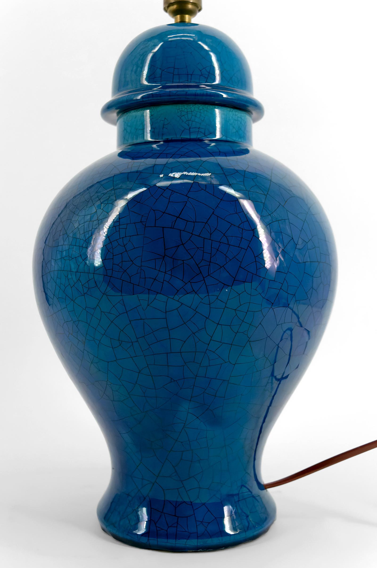 Lampe en céramique émaillée bleue piquée, dans le style de Pol Chambost, France, années 1950 en vente 1