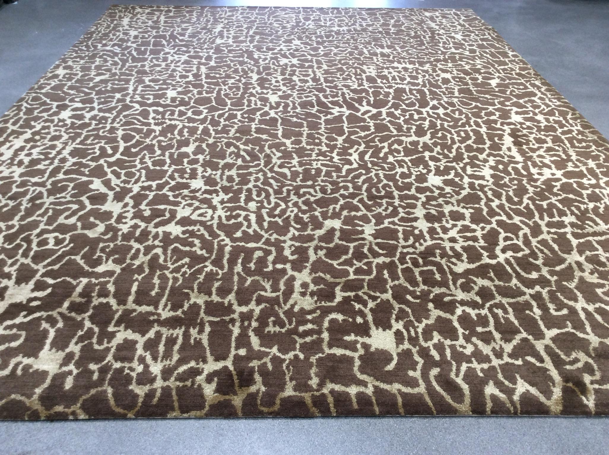 Pour quelque chose d'unique et d'élégant, ce tapis au design craquelé en laine et en soie est exactement ce qu'il vous faut pour faire ressortir n'importe quel espace. Il ne manquera pas d'égayer n'importe quelle pièce. Le mélange laine-soie apporte