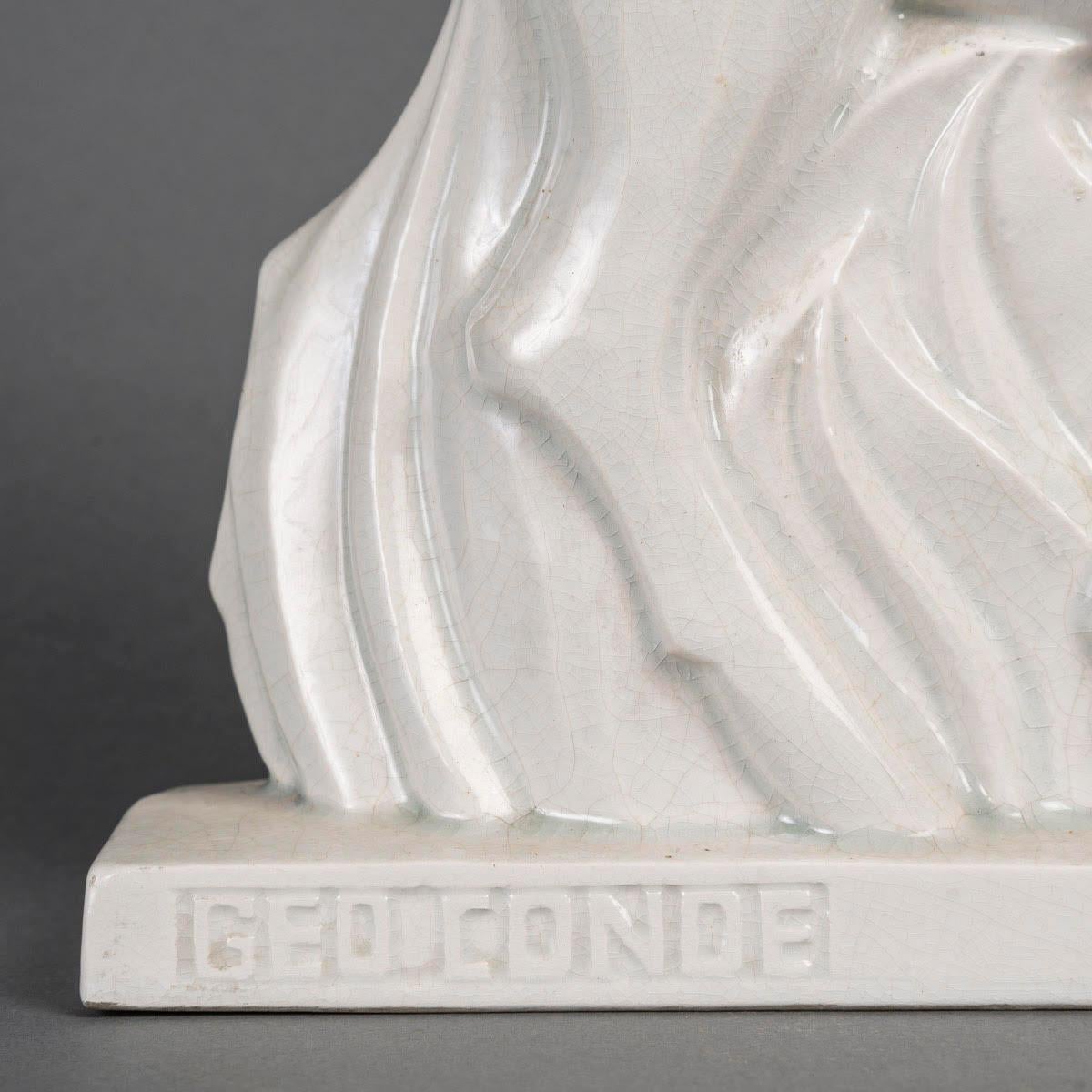 Escultura de loza agrietada, firmada Geo Condet, el ciervo, sello Saint Clement, hacia 1930.

Escultura de loza craquelada de la época Art Déco, 1930, firmada Geo Condet que representa una cierva, sello de loza Saint Clement.
Alto: 16 cm, Ancho: 28