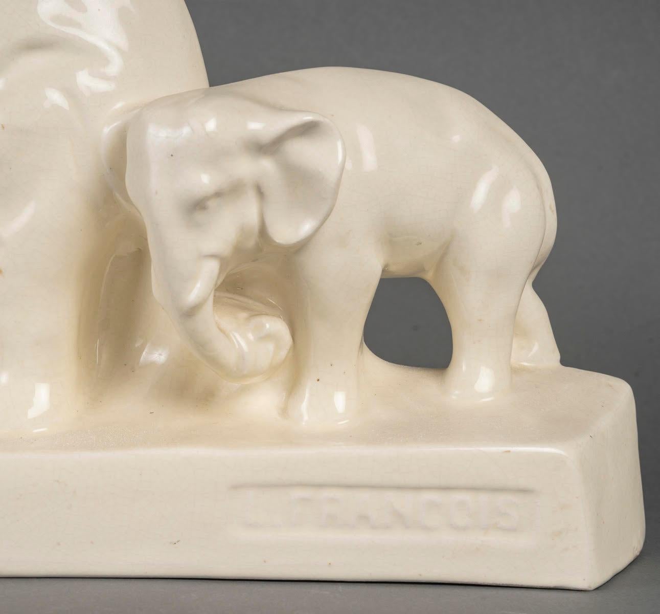 Sculpture en faïence craquelée, signée LEFRANCOIS, la mère éléphant et son éléphanteau, vers 1930.

Sculpture en faïence craquelée d'époque Art Déco, 1930, signée LEFRANCOIS, représentant la mère éléphant et son éléphanteau.
H : 30cm, L : 38cm, P :