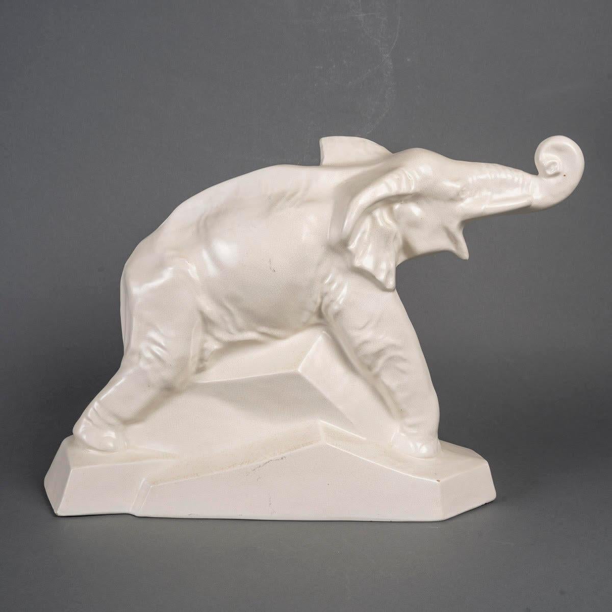 Sculpture en faïence craquée, signée LEJAN, le dauphin d'éléphant, vers 1930. Bon état - En vente à Saint-Ouen, FR