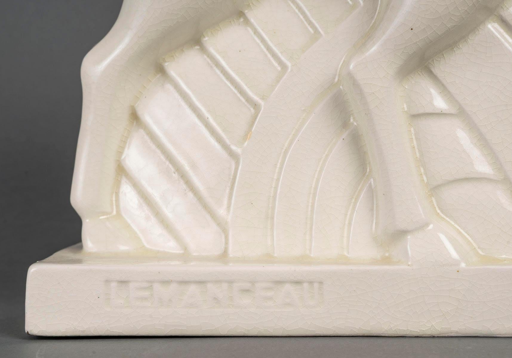 Escultura de loza agrietada, firmada LEMANCEAU, pareja de búfalos, sello de San Clemente, hacia 1930.

Escultura de loza craquelada de época Art Déco, 1930, firmada LEMANCEAU que representa una pareja de búfalos, estampada San Clemente.
Alto: 31 cm,