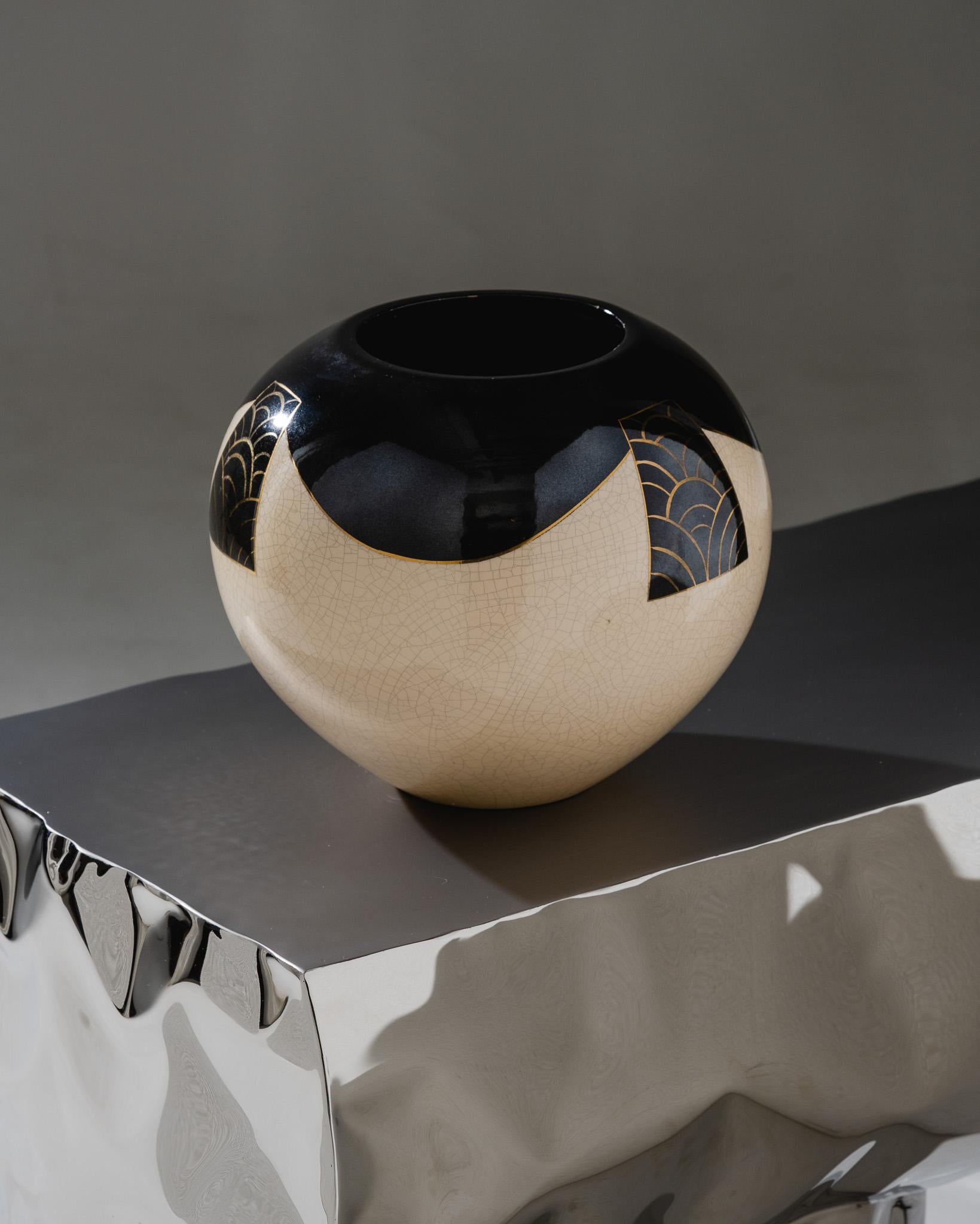 Vaso in ceramica smaltata Art Deco, caratterizzato da un disegno geometrico nero e oro su uno sfondo avorio screziato. Forma a sfera equilibrata tipica del periodo, che combina texture contrastanti con raffinate finiture dorate. Firmato L. Durand