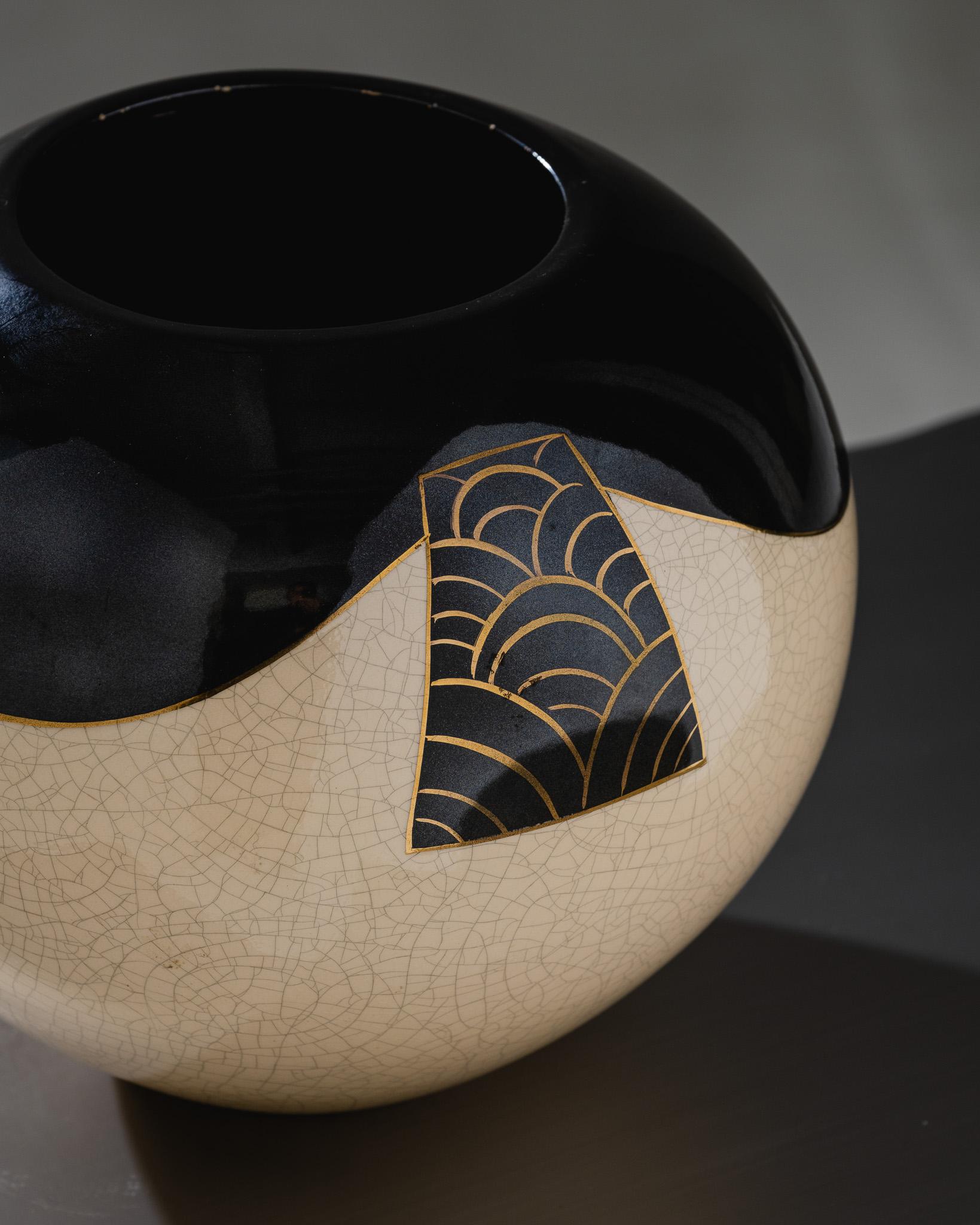 Europeo Vaso a sfera in ceramica e lacca nera, I.L.A., 1930 in vendita