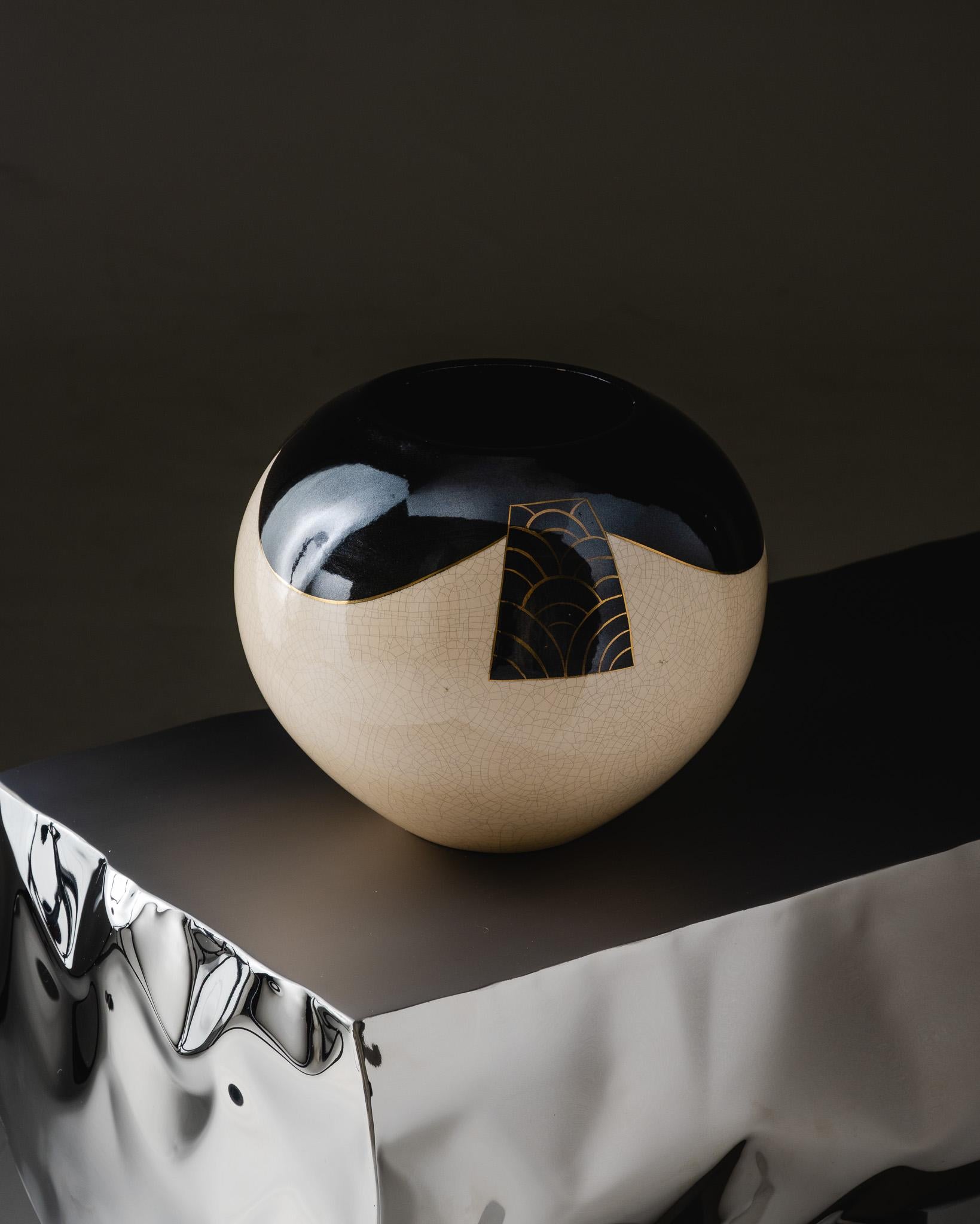 Vaso a sfera in ceramica e lacca nera, I.L.A., 1930 in vendita 1