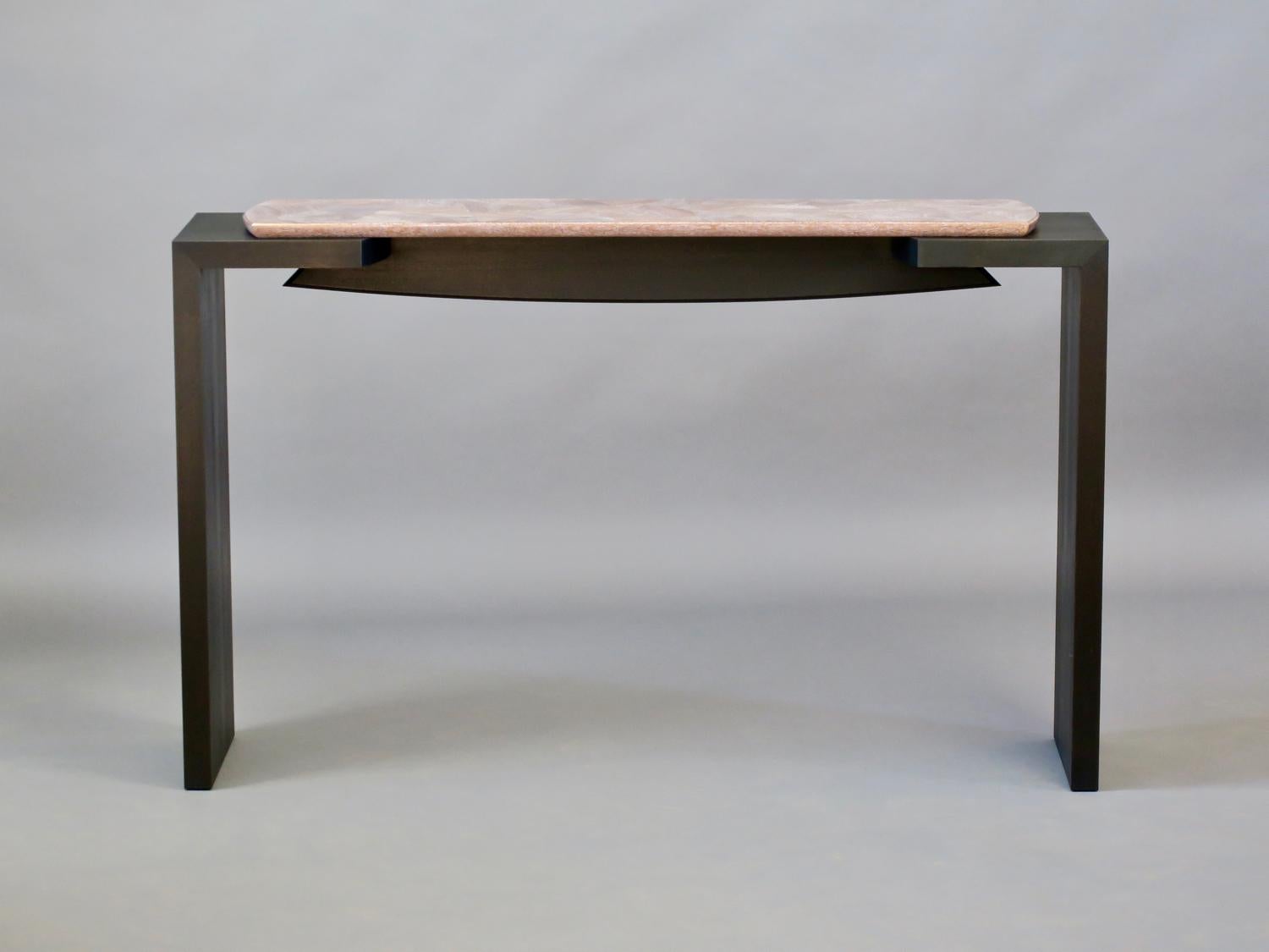 Cette table console Havana présente une base en acajou sapele massif ébonisé avec un châssis sculpté et arqué supportant un plateau flottant en acajou sapele massif plaqué avec un tourbillon d'acajou sapele figuré dans un motif asiatique de glace