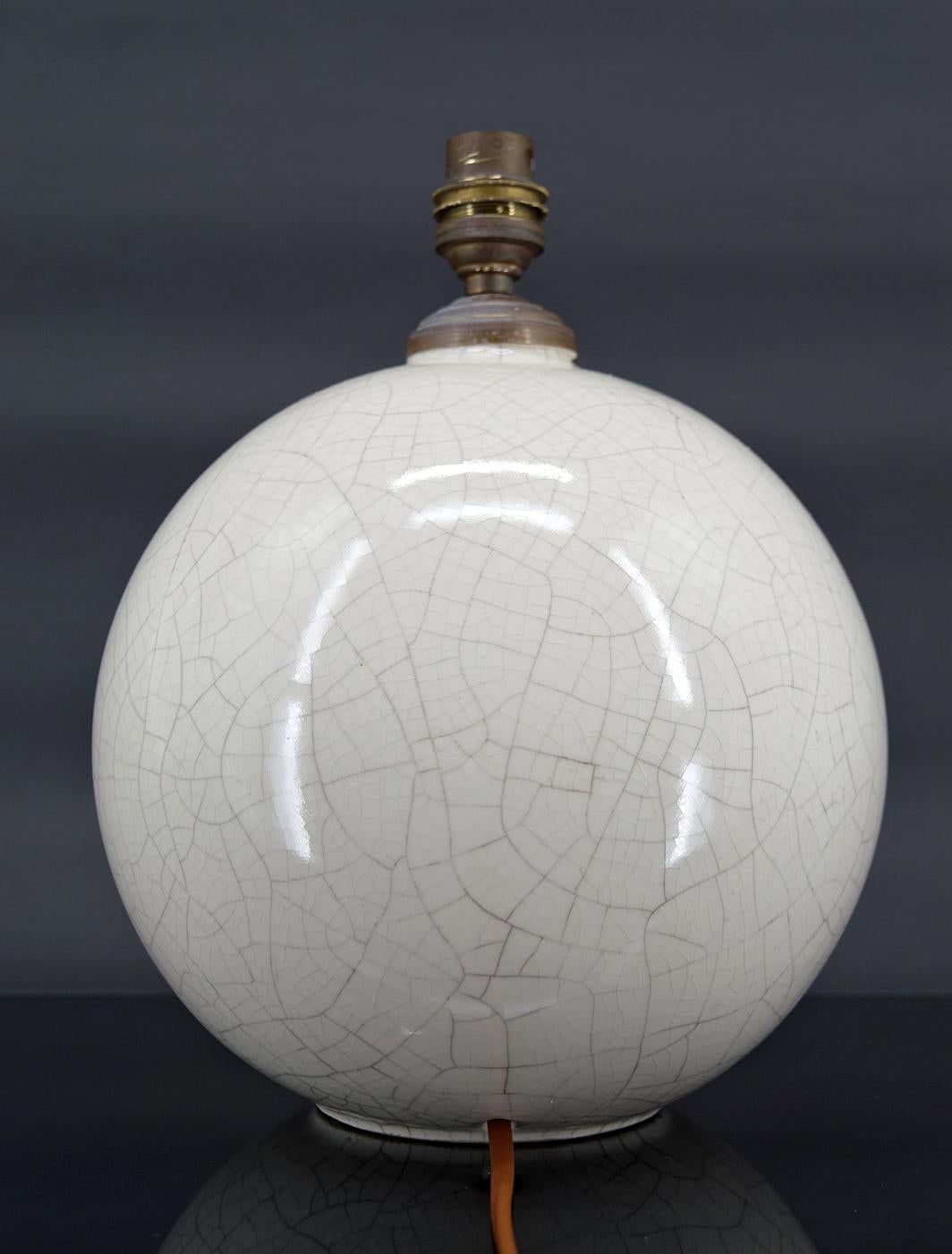 Rissige weiße Kugellampe.

Zuschreibung an Jean Besnard für Jacques-Émile Ruhlmann, Frankreich, um 1920
Nicht signiert.

In ausgezeichnetem Zustand, neuer Strom.

Abmessungen:
Höhe 25 cm
Durchmesser 20 cm