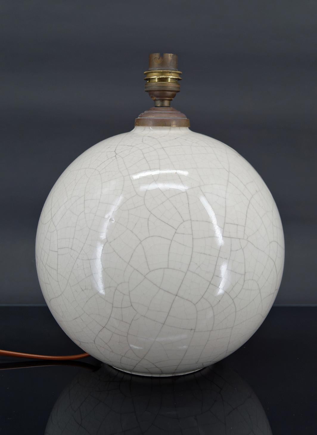 French Cracked white ball lamp, attributed to Besnard for Ruhlmann, France, circa 1920 For Sale