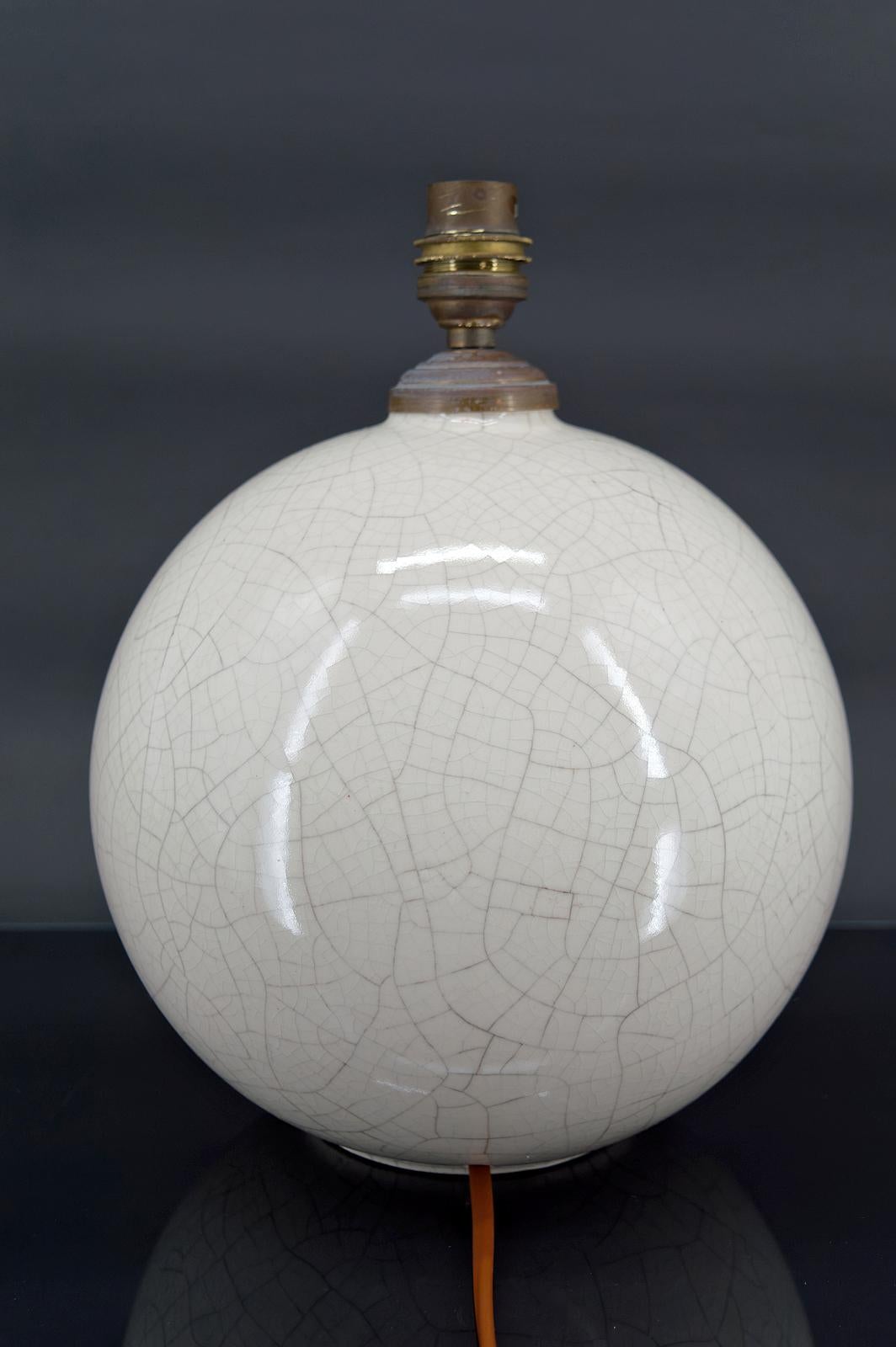 Cracked white ball lamp, attributed to Besnard for Ruhlmann, France, circa 1920 In Excellent Condition For Sale In VÉZELAY, FR