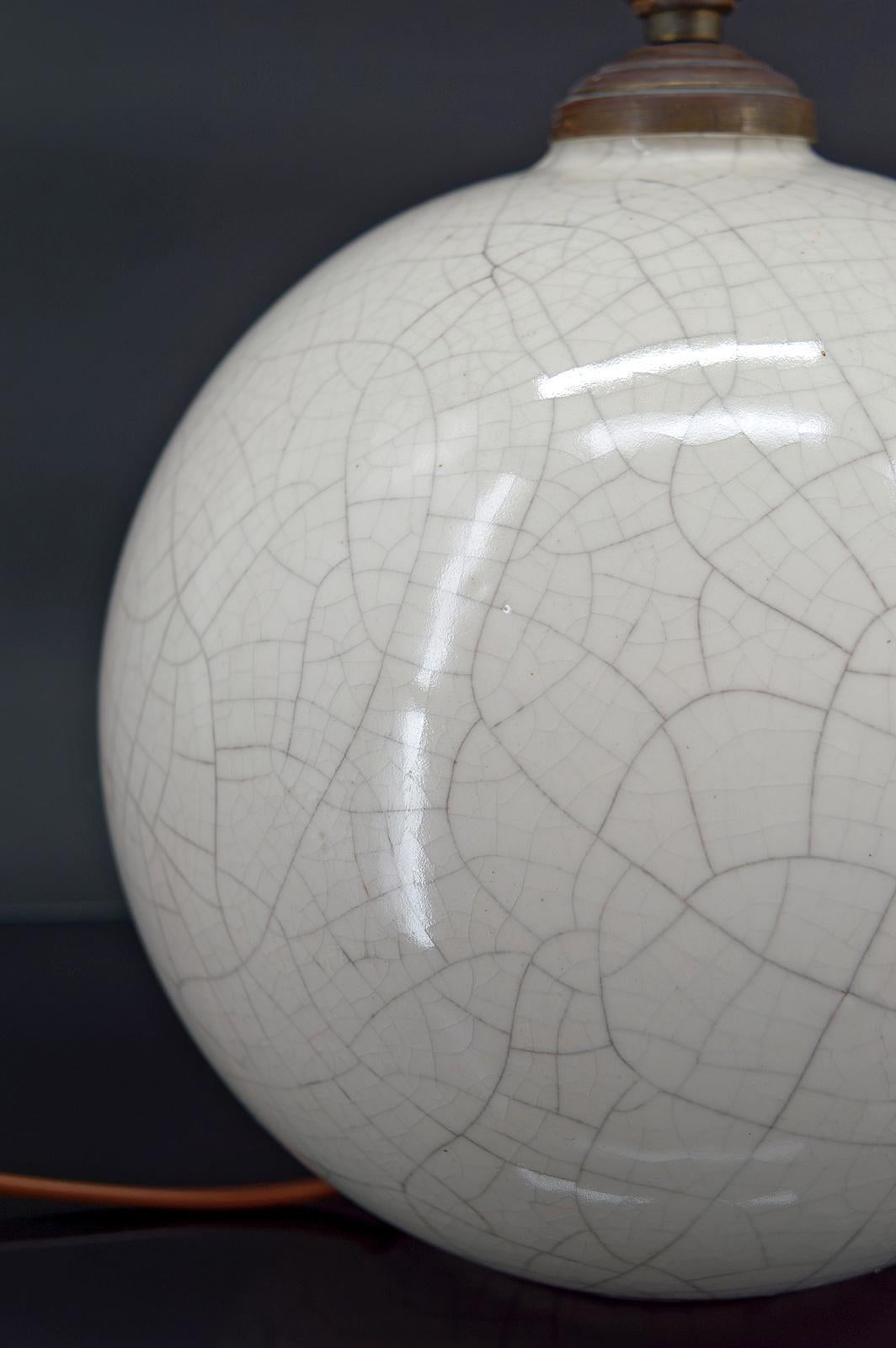 Porcelain Cracked white ball lamp, attributed to Besnard for Ruhlmann, France, circa 1920 For Sale