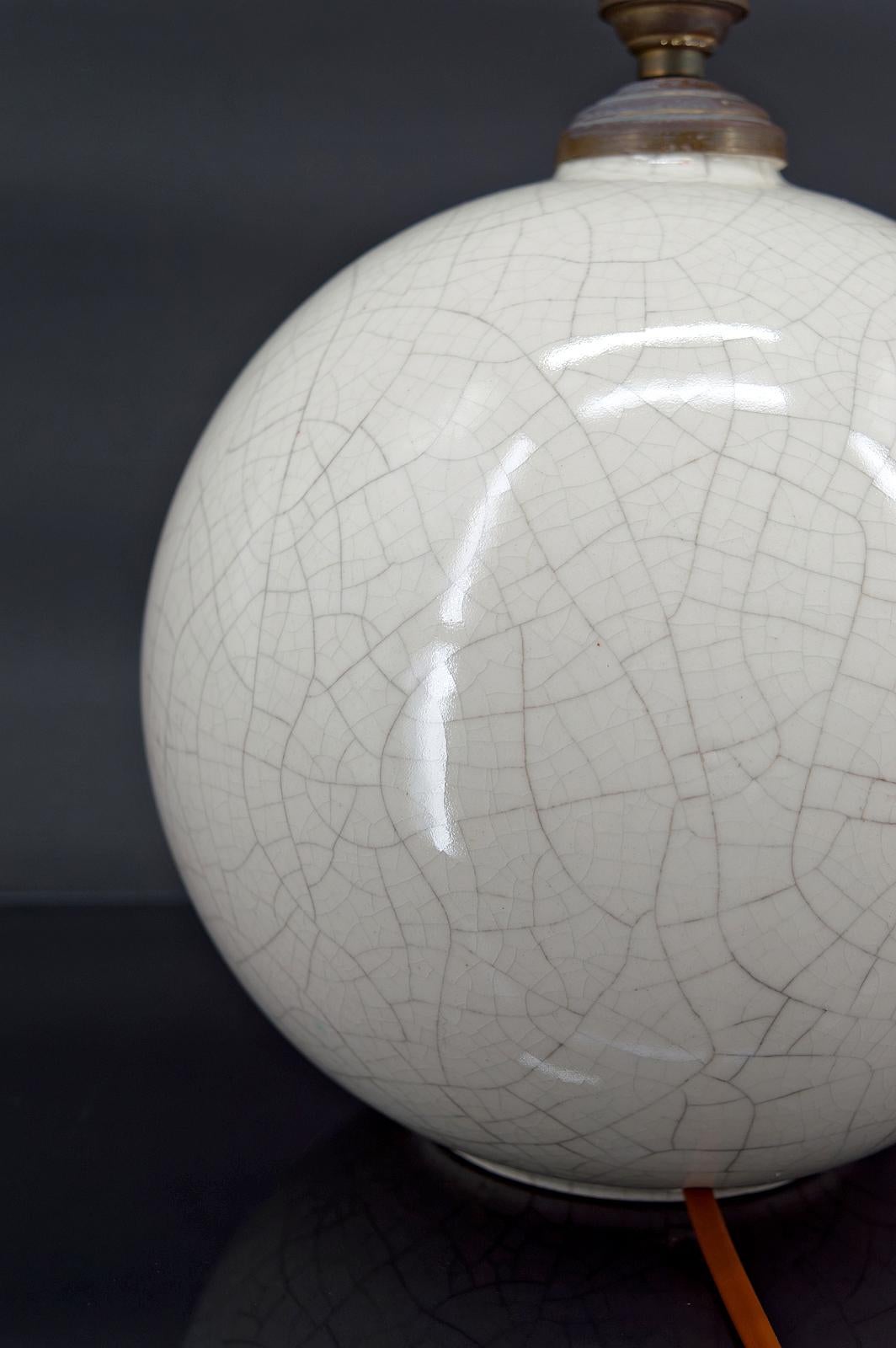 Cracked white ball lamp, attributed to Besnard for Ruhlmann, France, circa 1920 For Sale 1