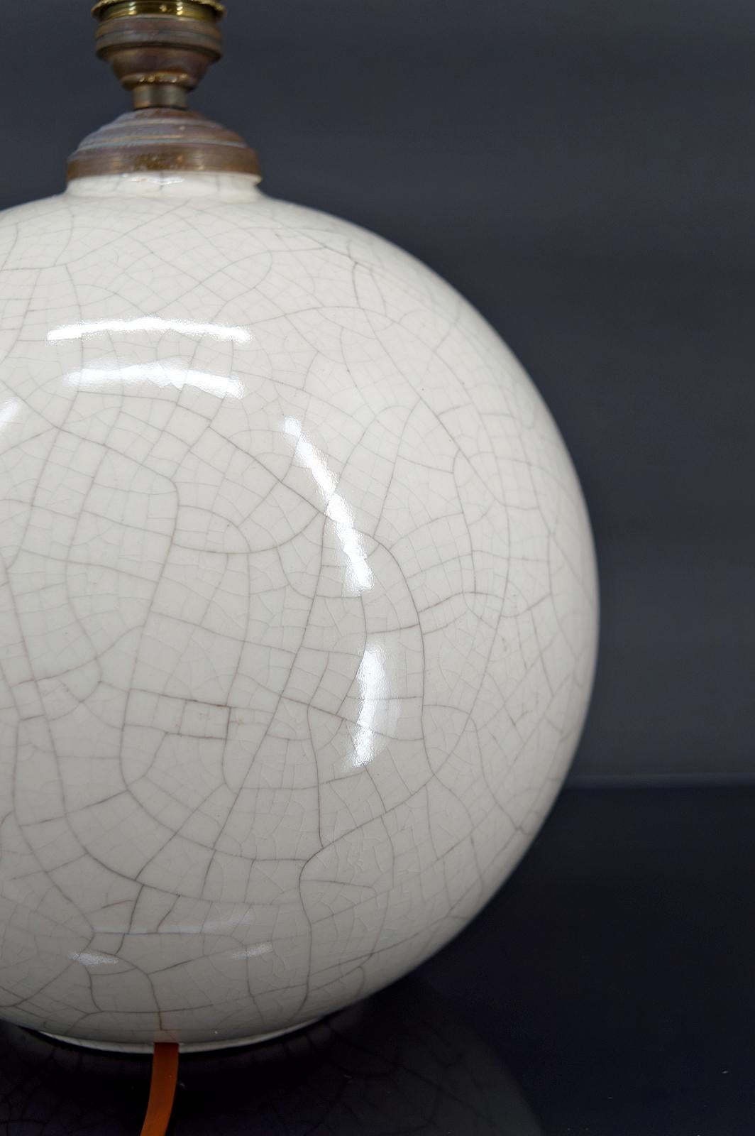 Cracked white ball lamp, attributed to Besnard for Ruhlmann, France, circa 1920 For Sale 2