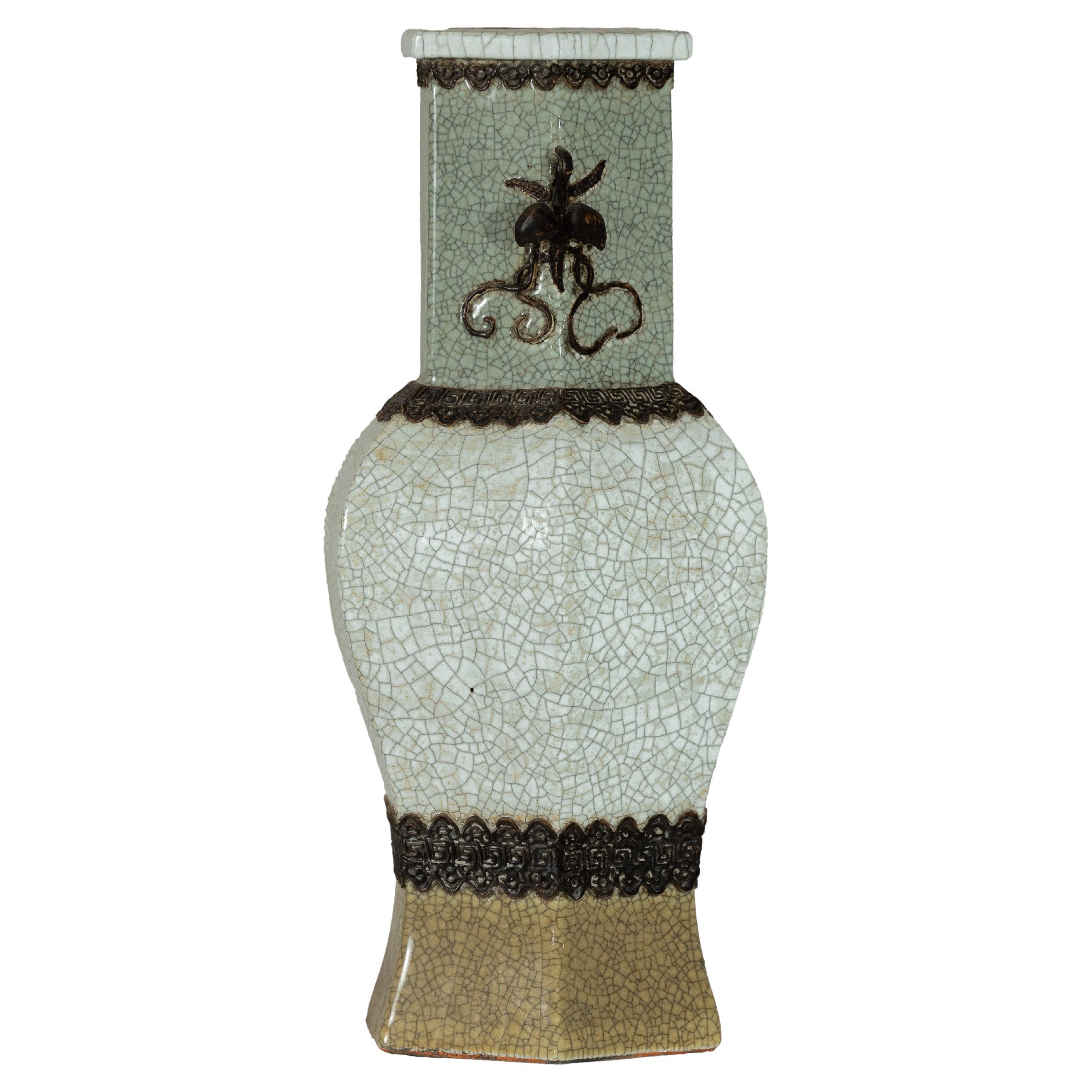 Vaso esagonale in celadon craquelé con chiave greca e motivi decorativi