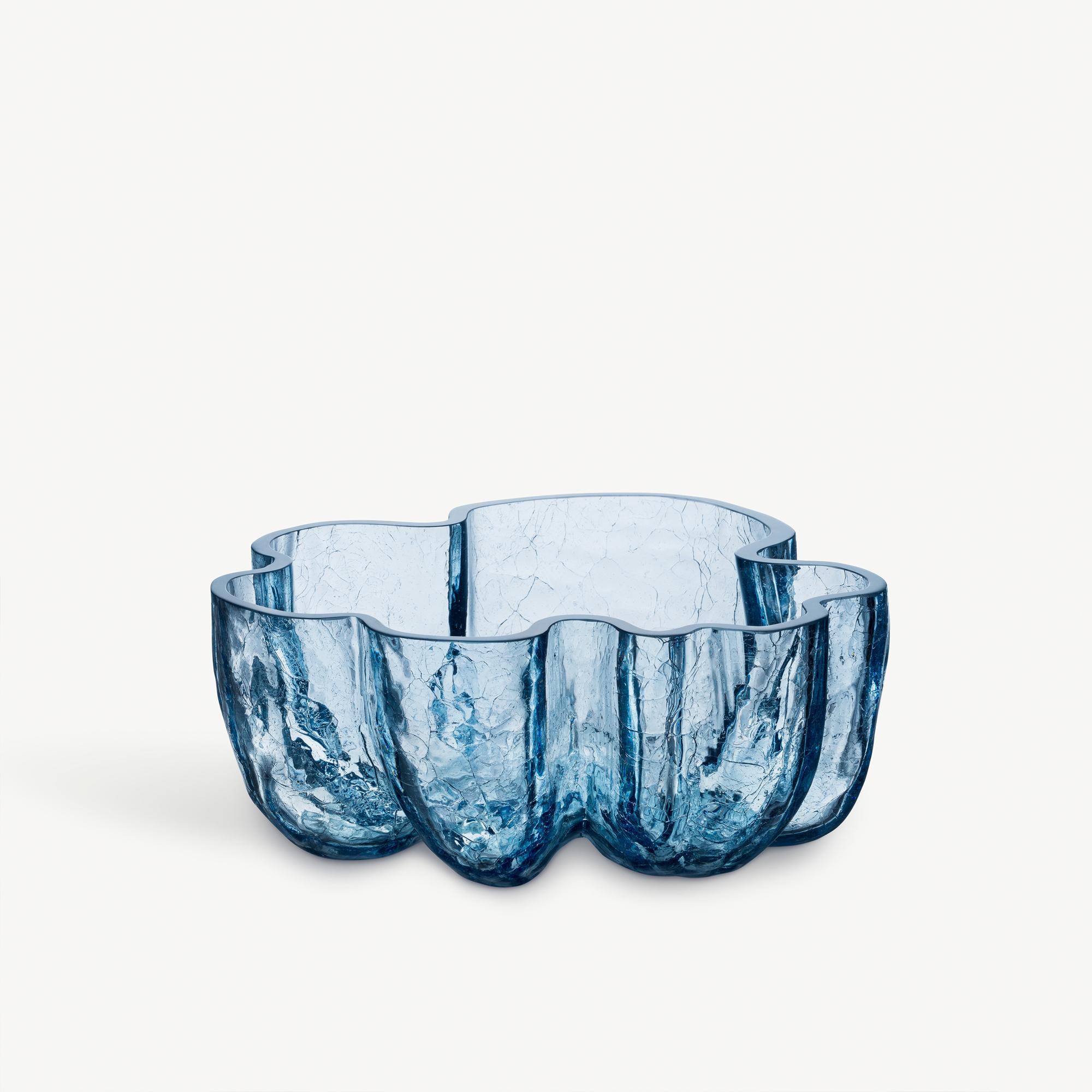 Crackle and thunder – a magical wonder! At Kosta Boda, we marvel at beautifully preserved cracks in glass. The bowl in circular glass from the Crackle collection has an expressive, sculptural exterior created using an old handicraft technique where