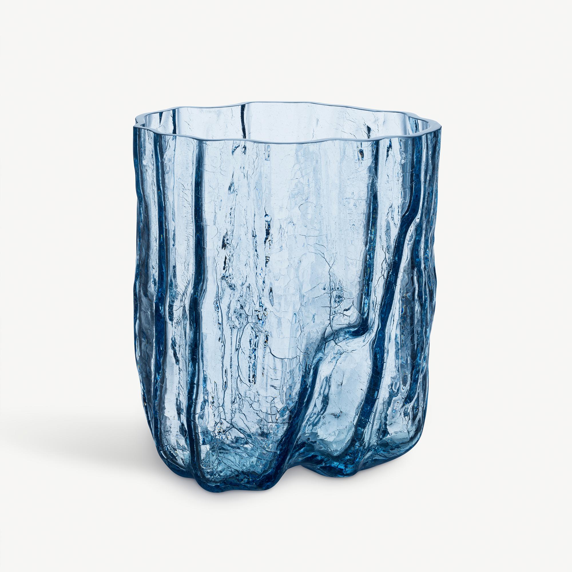 Crackle and thunder – a magical wonder! At Kosta Boda, we marvel at beautifully preserved cracks in glass. The vase in circular glass from the Crackle collection has an expressive, sculptural exterior created using an old handicraft technique where
