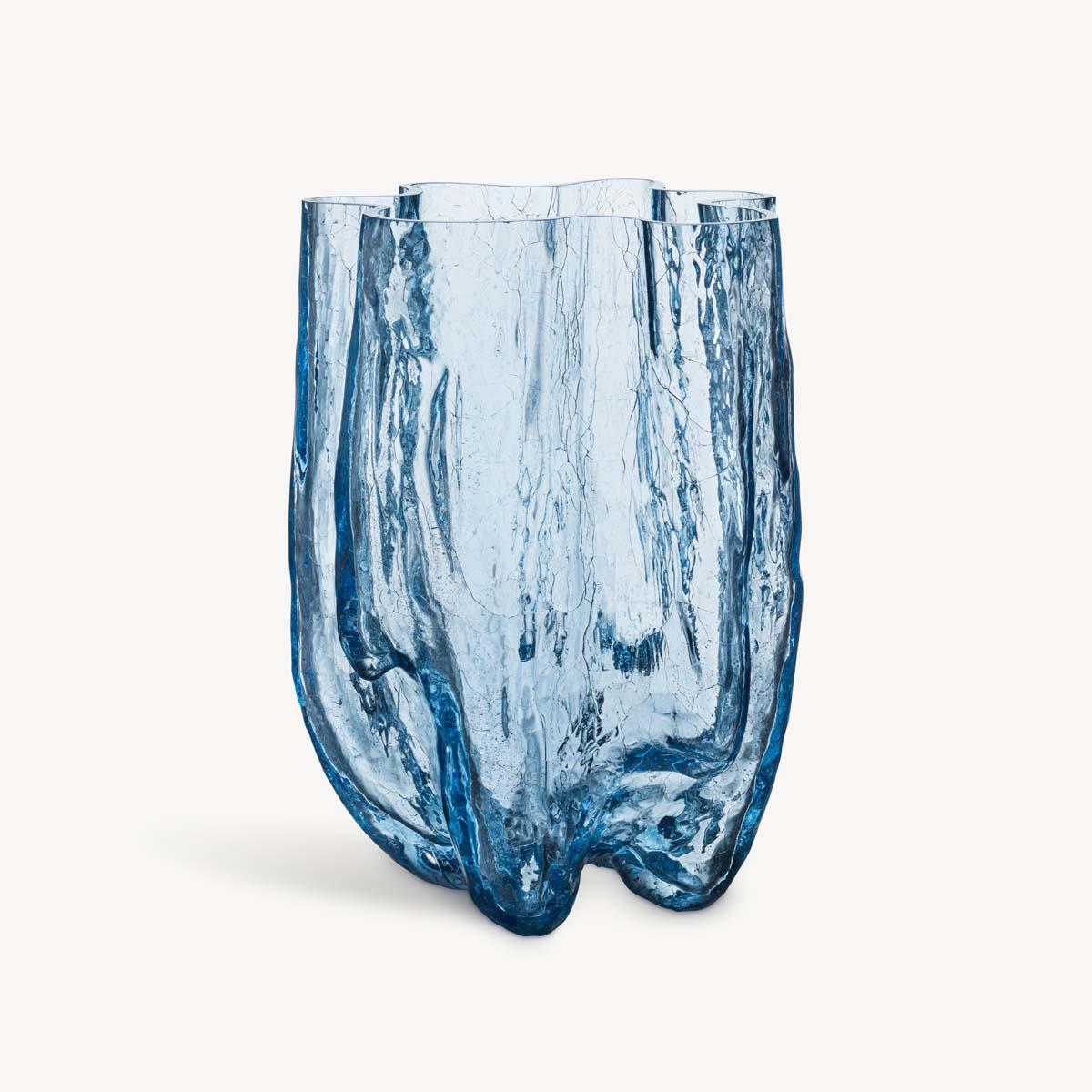 Crackle and thunder – a magical wonder! At Kosta Boda, we marvel at beautifully preserved cracks in glass. The vase in circular glass from the Crackle collection has an expressive, sculptural exterior created using an old handicraft technique where