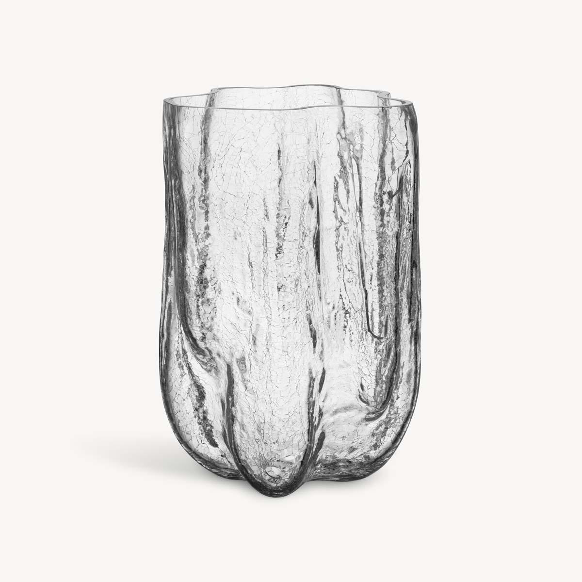 Crackle and thunder – a magical wonder! At Kosta Boda, we marvel at beautifully preserved cracks in glass. The clear glass vase from the Crackle collection has an expressive, sculptural exterior created using an old handicraft technique where the