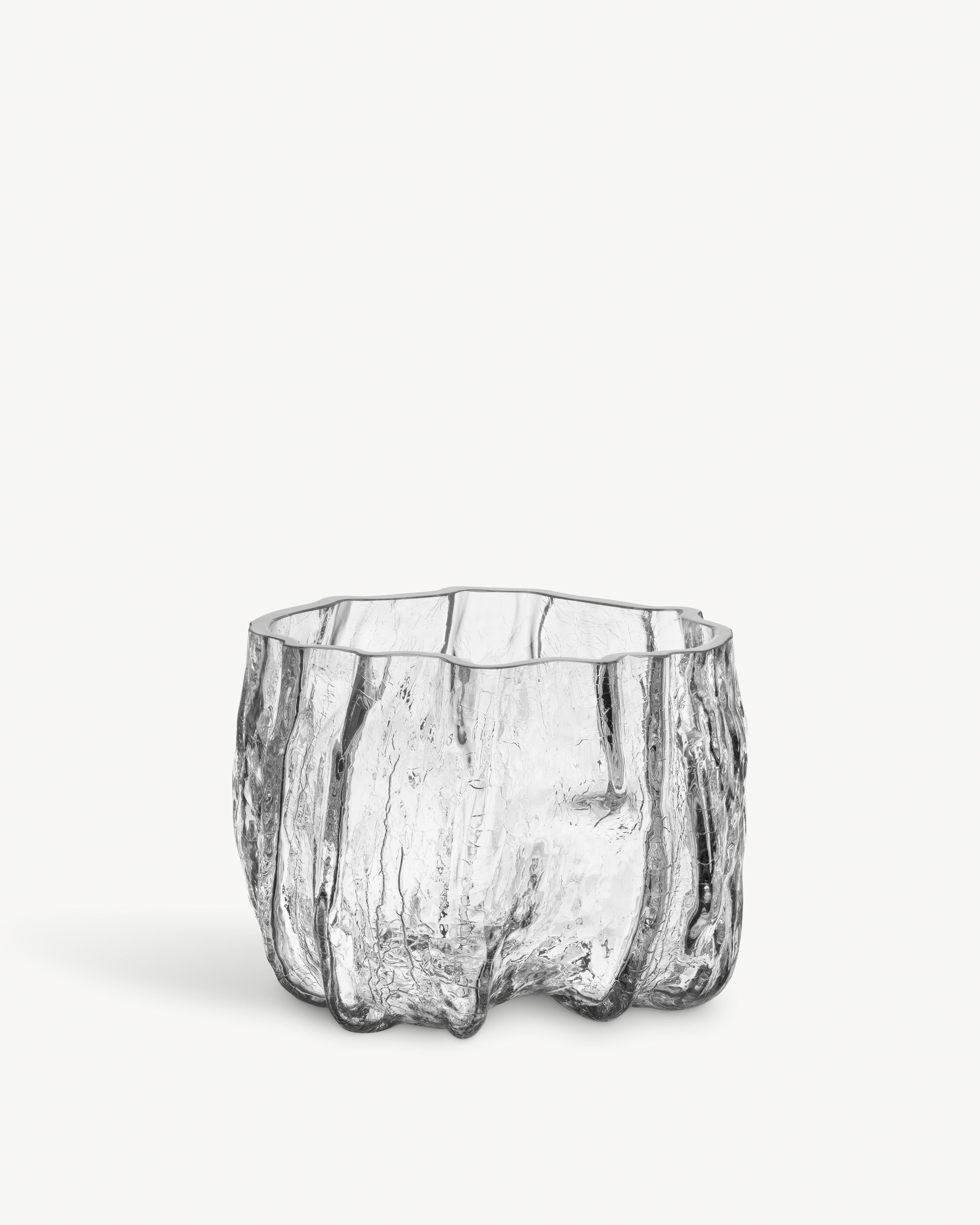 Crepitii e tuoni: una magica meraviglia! A Kosta Boda, ci stupiamo di fronte alle crepe del vetro splendidamente conservate. Il vaso in vetro trasparente della collezione Crackle ha un esterno espressivo e scultoreo creato con un'antica tecnica