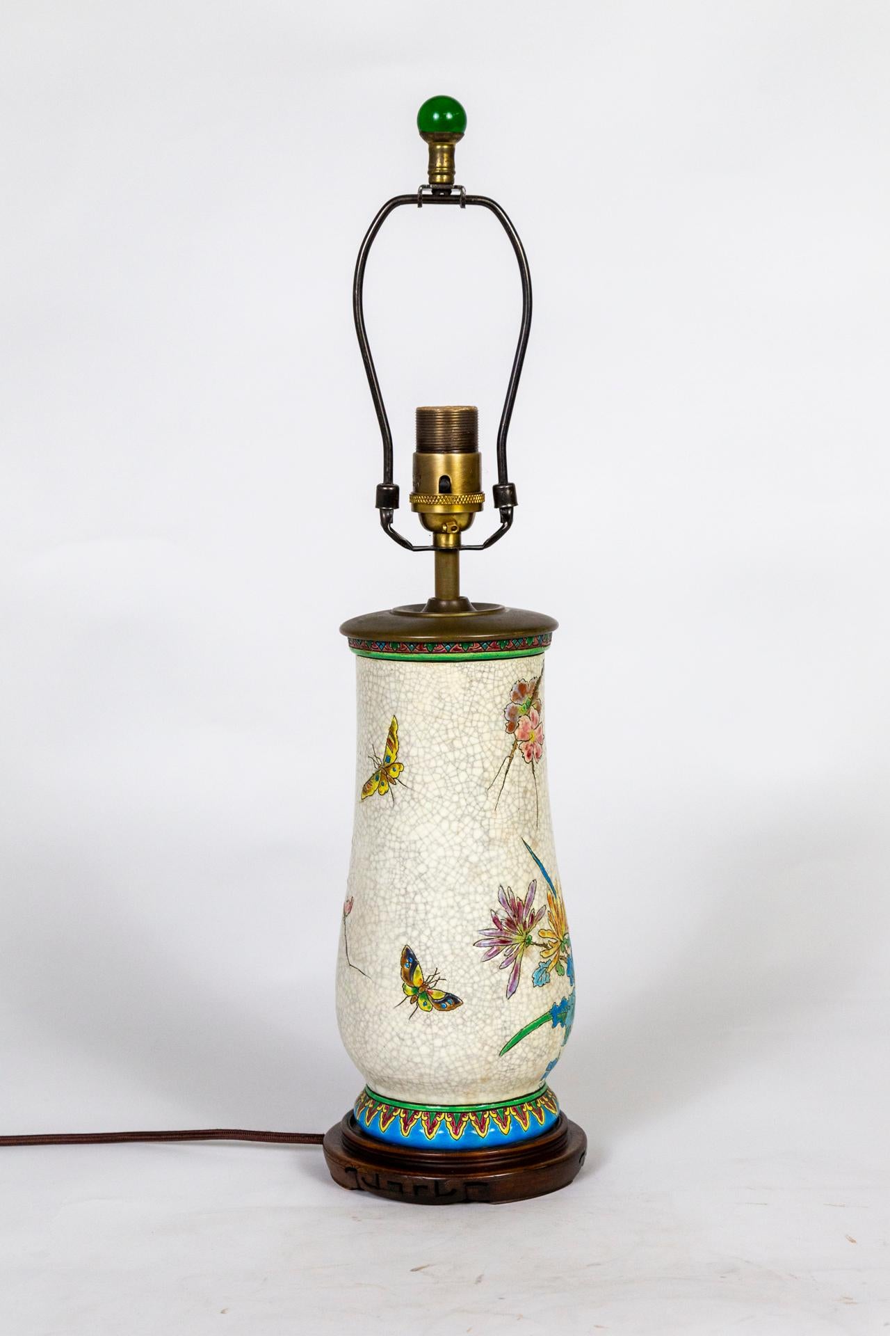 Japonisme Lampe en céramique émaillée craquelée avec scène de paon et de fleurs peintes en vente