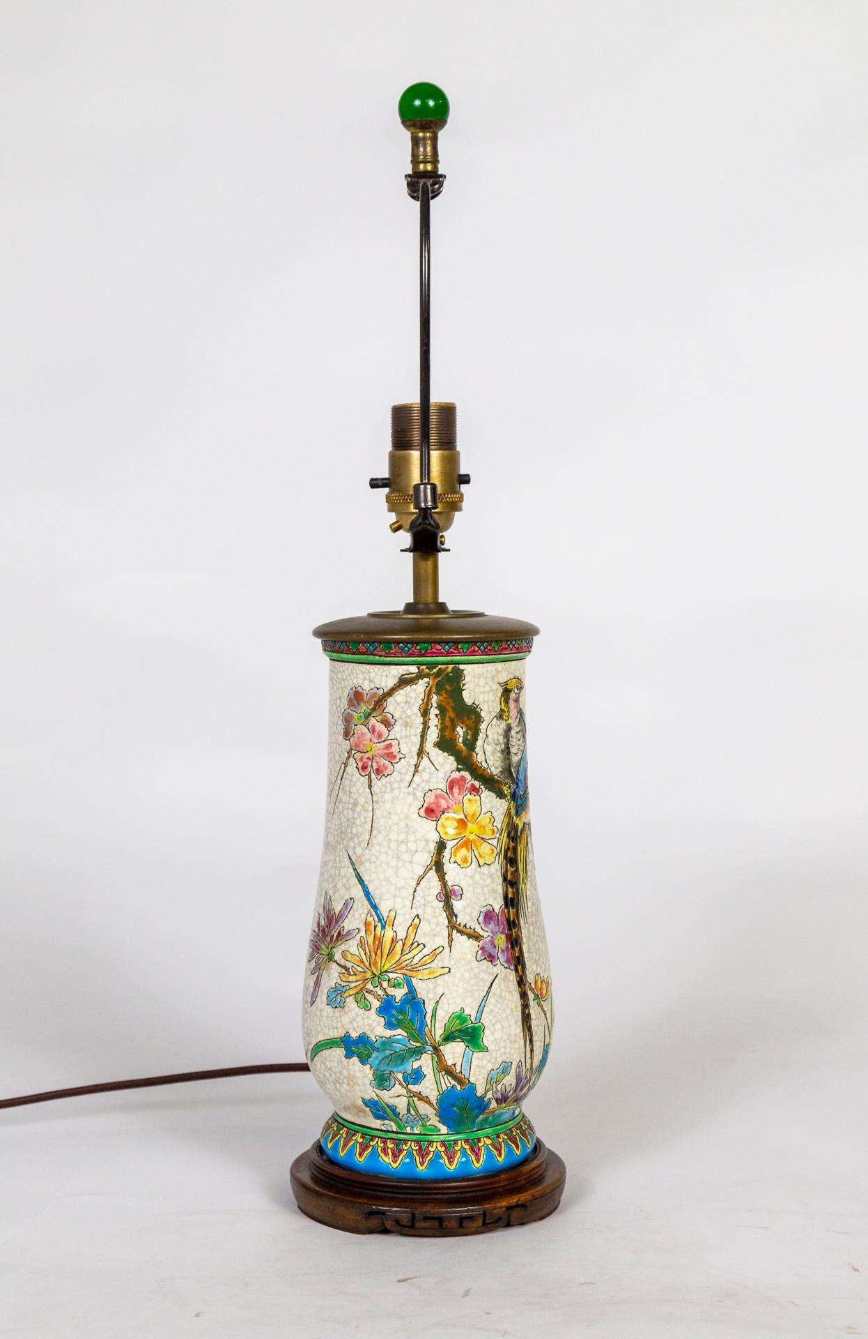 Français Lampe en céramique émaillée craquelée avec scène de paon et de fleurs peintes en vente