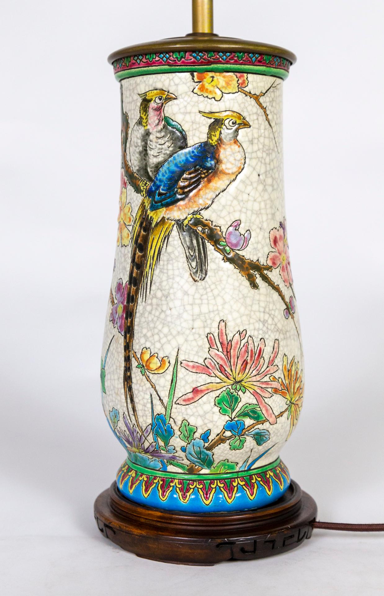 Lampe en céramique émaillée craquelée avec scène de paon et de fleurs peintes Bon état - En vente à San Francisco, CA