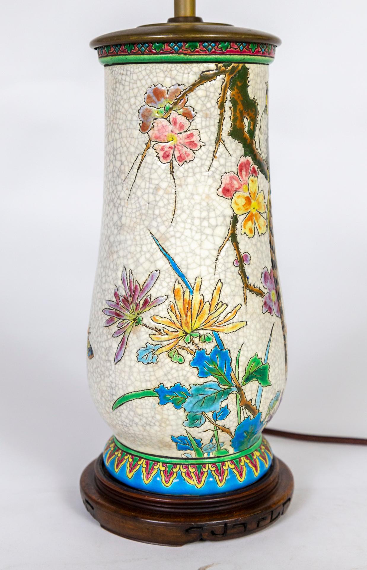 Laiton Lampe en céramique émaillée craquelée avec scène de paon et de fleurs peintes en vente