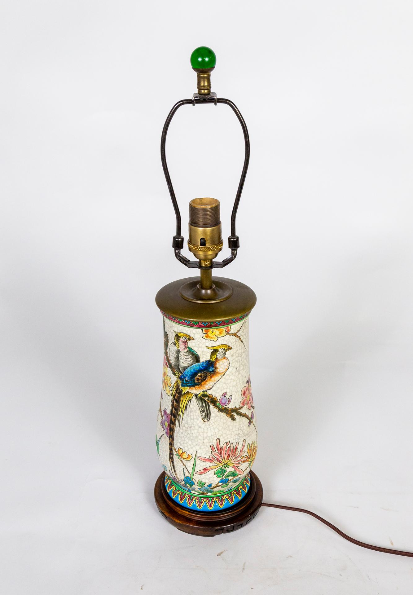 Lampe en céramique émaillée craquelée avec scène de paon et de fleurs peintes en vente 1