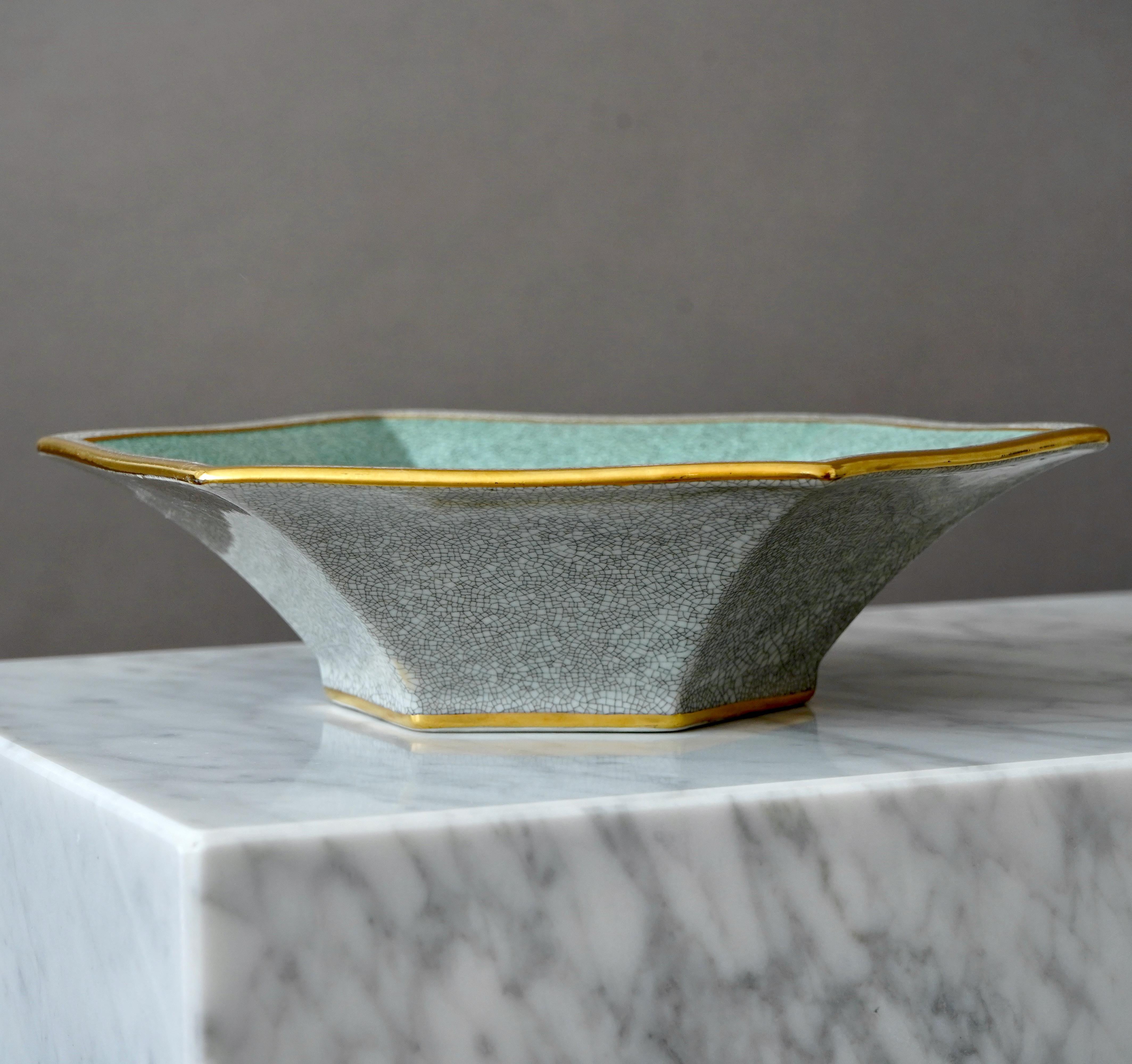 Elegante Schale aus Craqueléglasur mit vergoldetem Rand und Boden.
Hergestellt von KPM, Kjöbenhavns Porcellains Maleri, Dänemark, 1930er Jahre.

Toller Zustand. 
Gestempelt mit Herstellermarken.

Die Kopenhagener Porzellan-Dekorationswerkstatt wurde