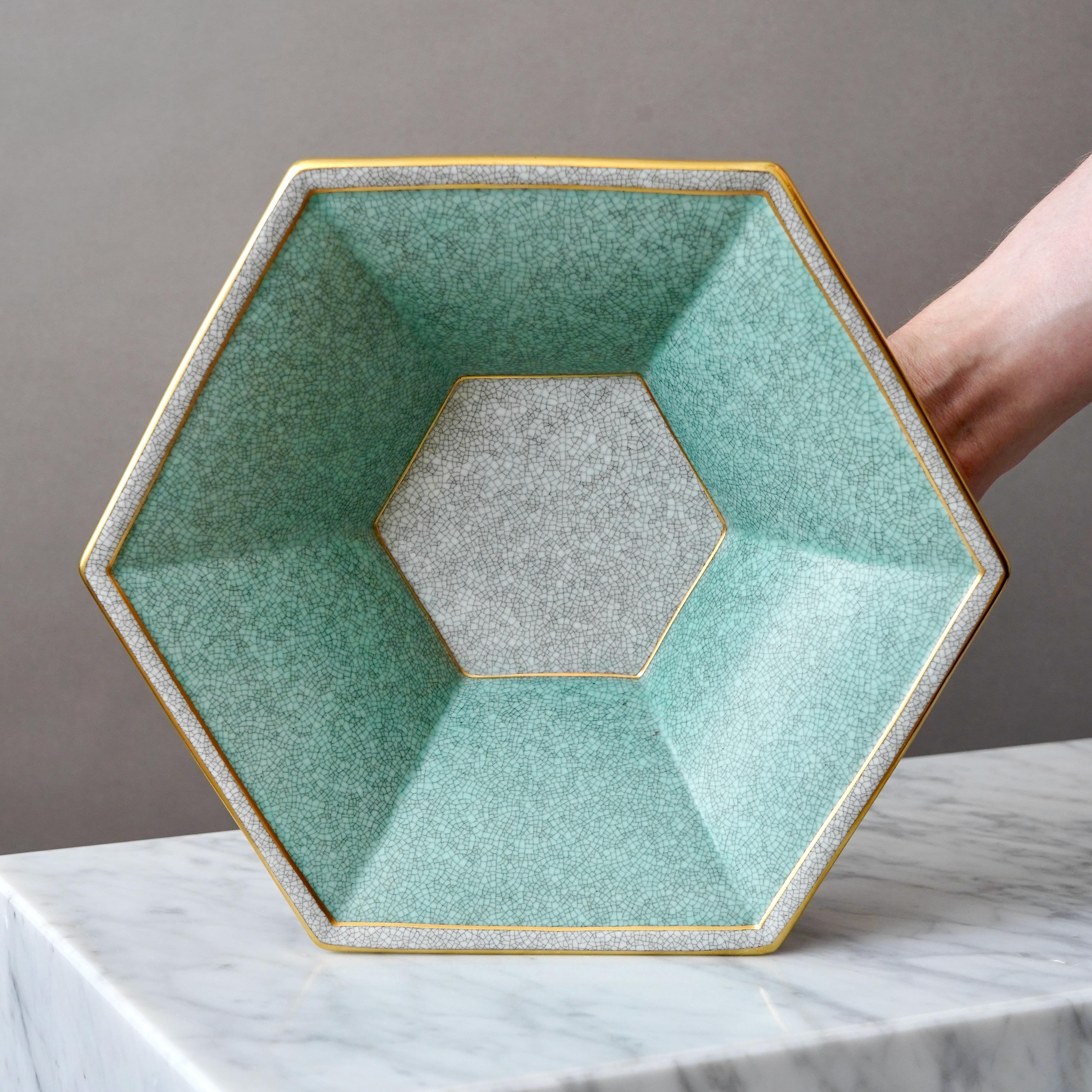 Schale mit Crackle-Glasur. Kjobenhavns Porcellains Maleri, Dänemark, 1930er Jahre. Grünes Gold. (Dänisch) im Angebot