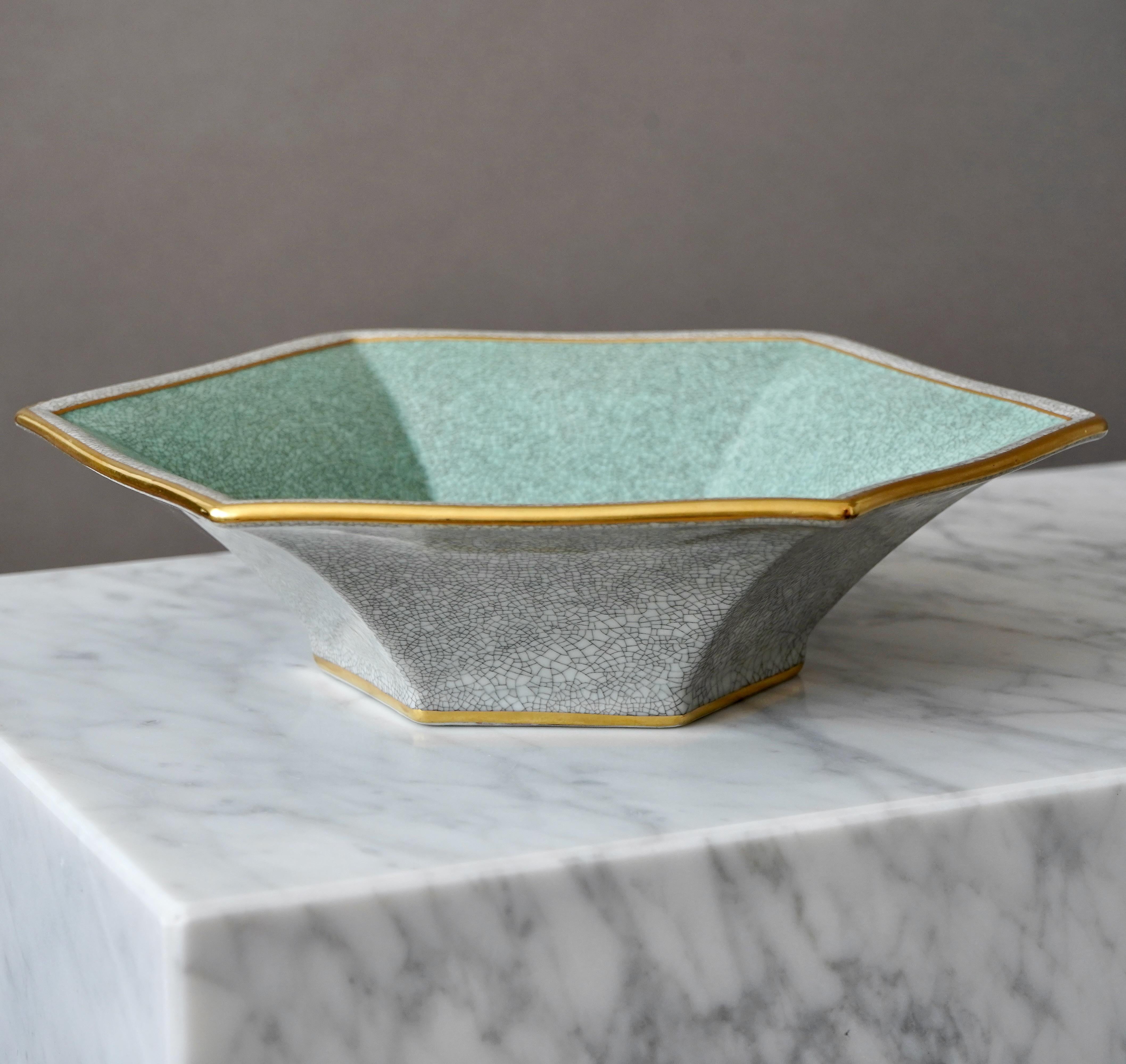 Schale mit Crackle-Glasur. Kjobenhavns Porcellains Maleri, Dänemark, 1930er Jahre. Grünes Gold. im Zustand „Gut“ im Angebot in Malmö, SE