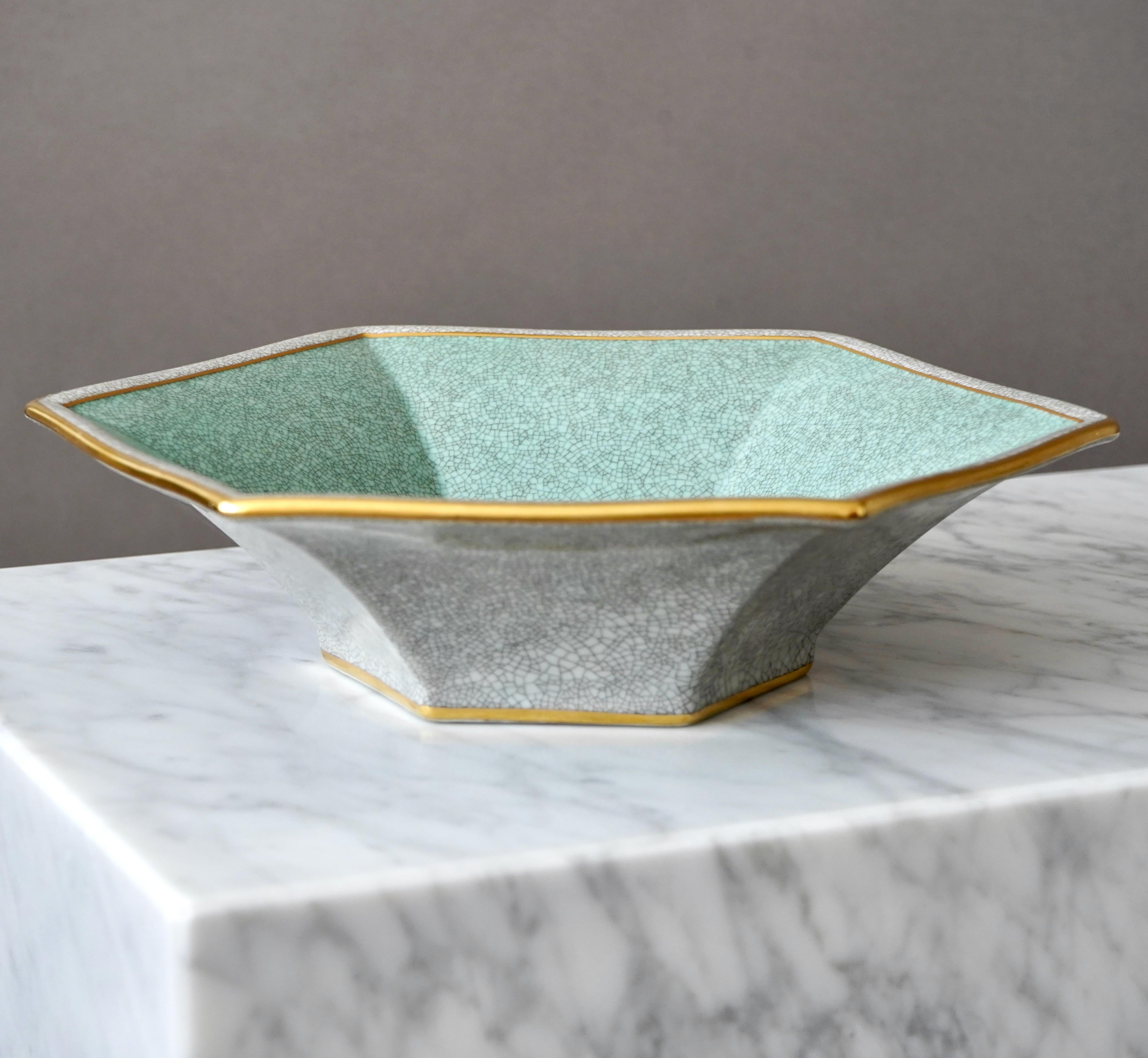 Schale mit Crackle-Glasur. Kjobenhavns Porcellains Maleri, Dänemark, 1930er Jahre. Grünes Gold. (20. Jahrhundert) im Angebot