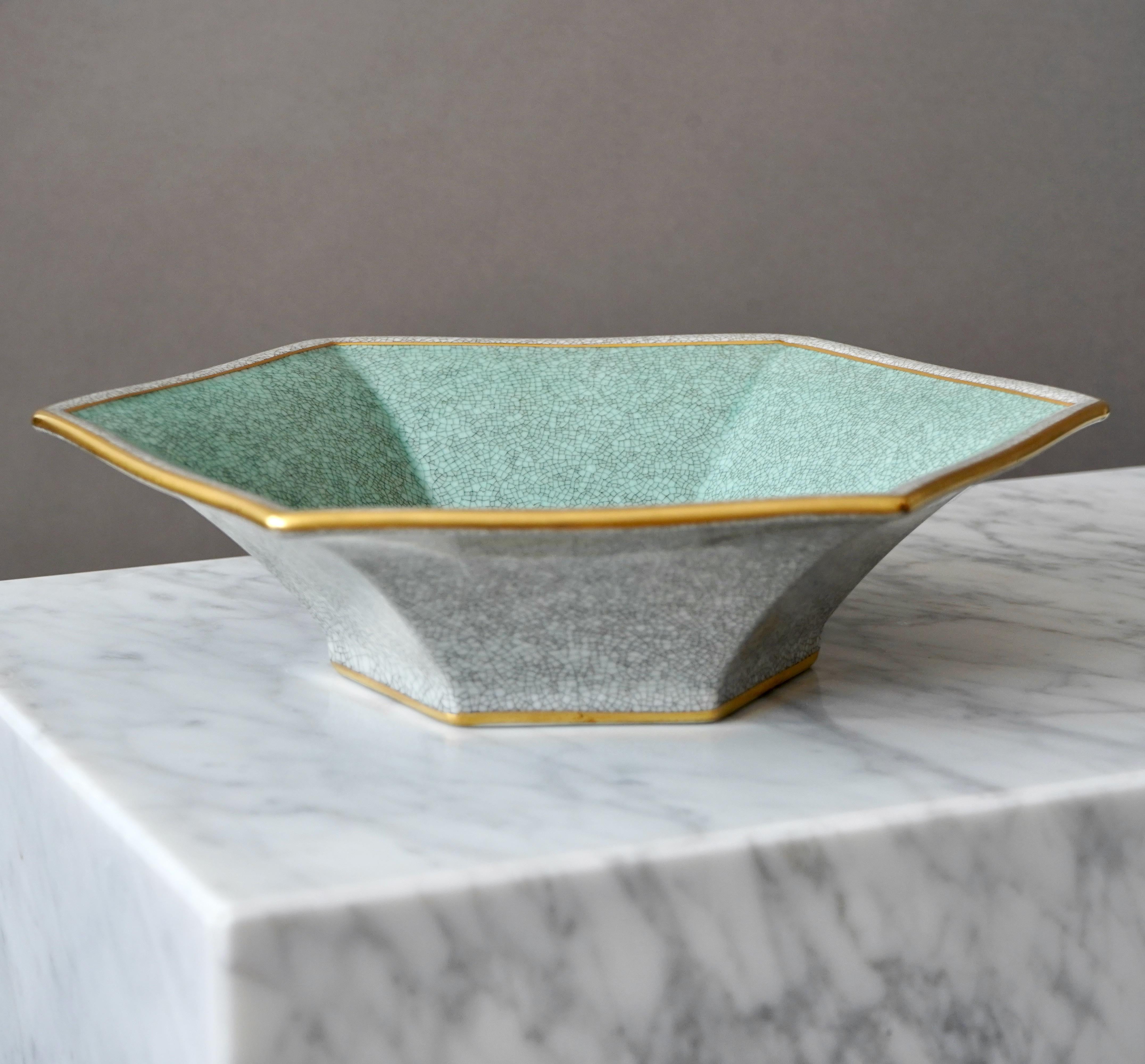 Schale mit Crackle-Glasur. Kjobenhavns Porcellains Maleri, Dänemark, 1930er Jahre. Grünes Gold. (Keramik) im Angebot