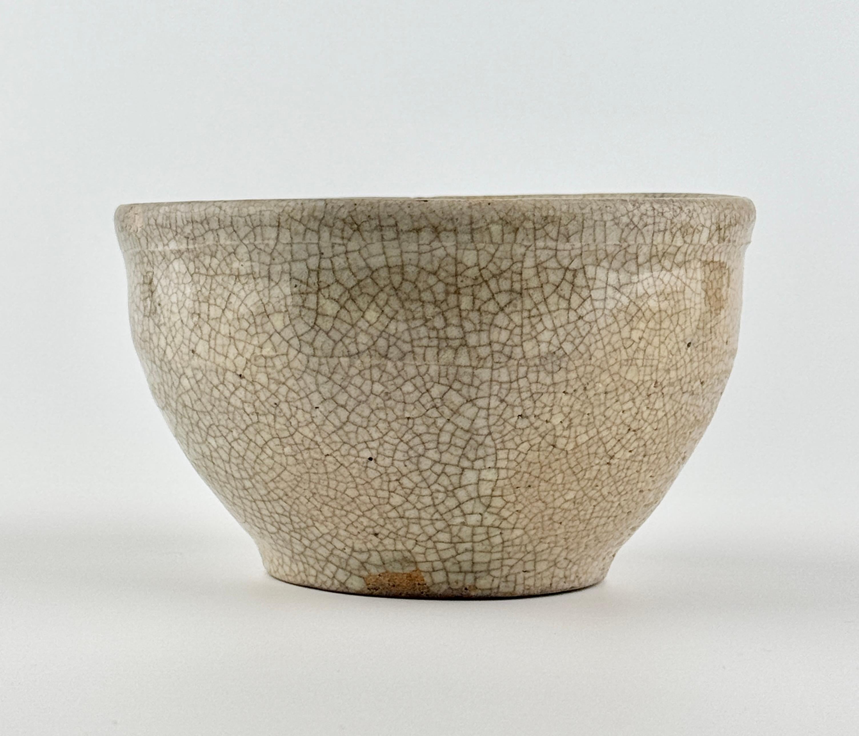 Forme arrondie, recouverte d'une glaçure d'un ton gris pâle et jaunâtre avec un réseau de craquelures brunes.


Période : Dynastie Qing ou Dynastie Song
Type : Bol
Moyen : Glaçure craquelée
Taille : 9 cm (hauteur) x 14,5 cm (diamètre)
Condit : Bon