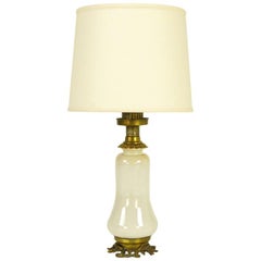 Lampada da tavolo Regency in ceramica bianca e ottone smaltato a crepe.