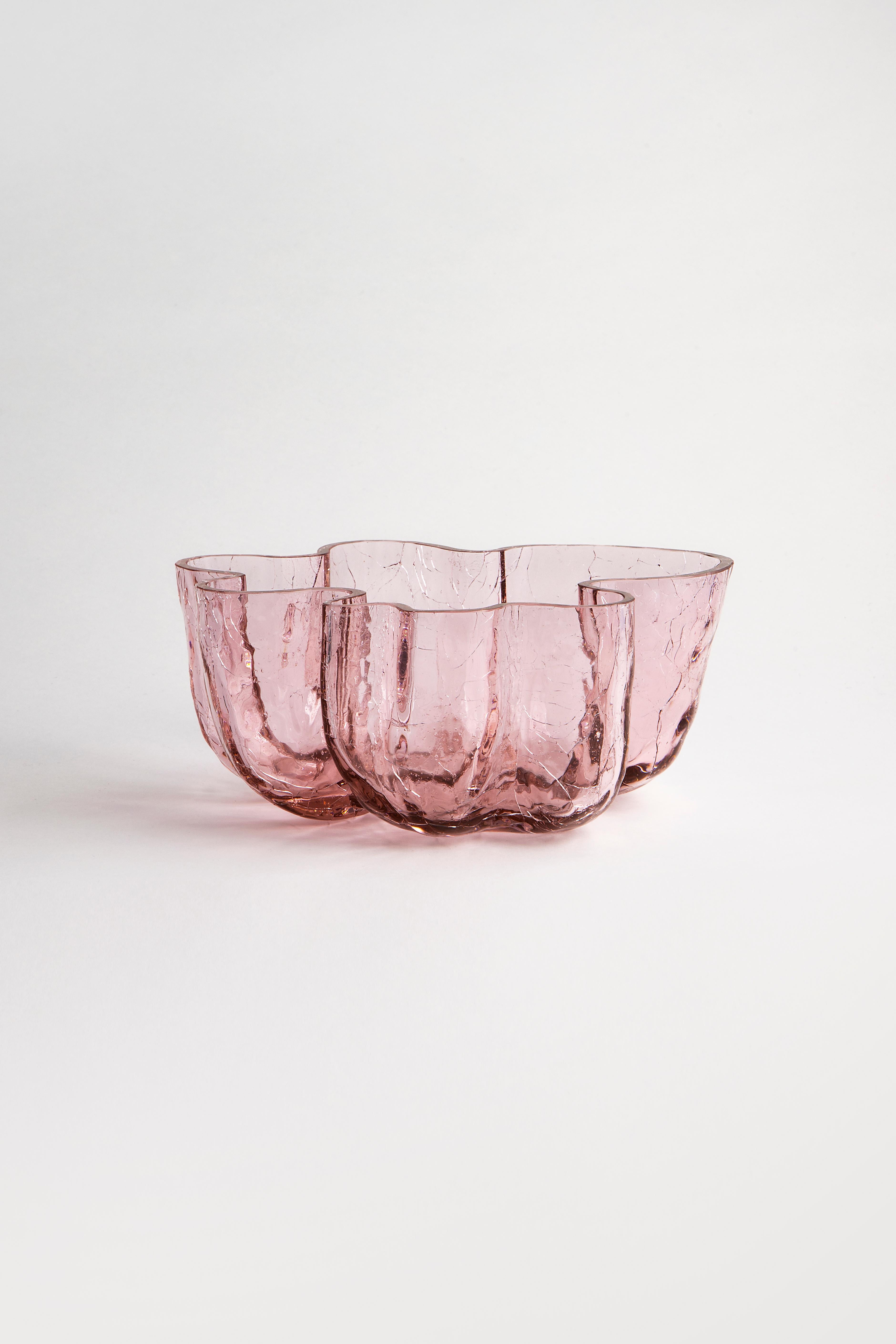 Crackle and thunder – a magical wonder! At Kosta Boda, we marvel at beautifully preserved cracks in glass. The pink bowl from the Crackle collection has an expressive, sculptural exterior created using an old handicraft technique where the hot glass