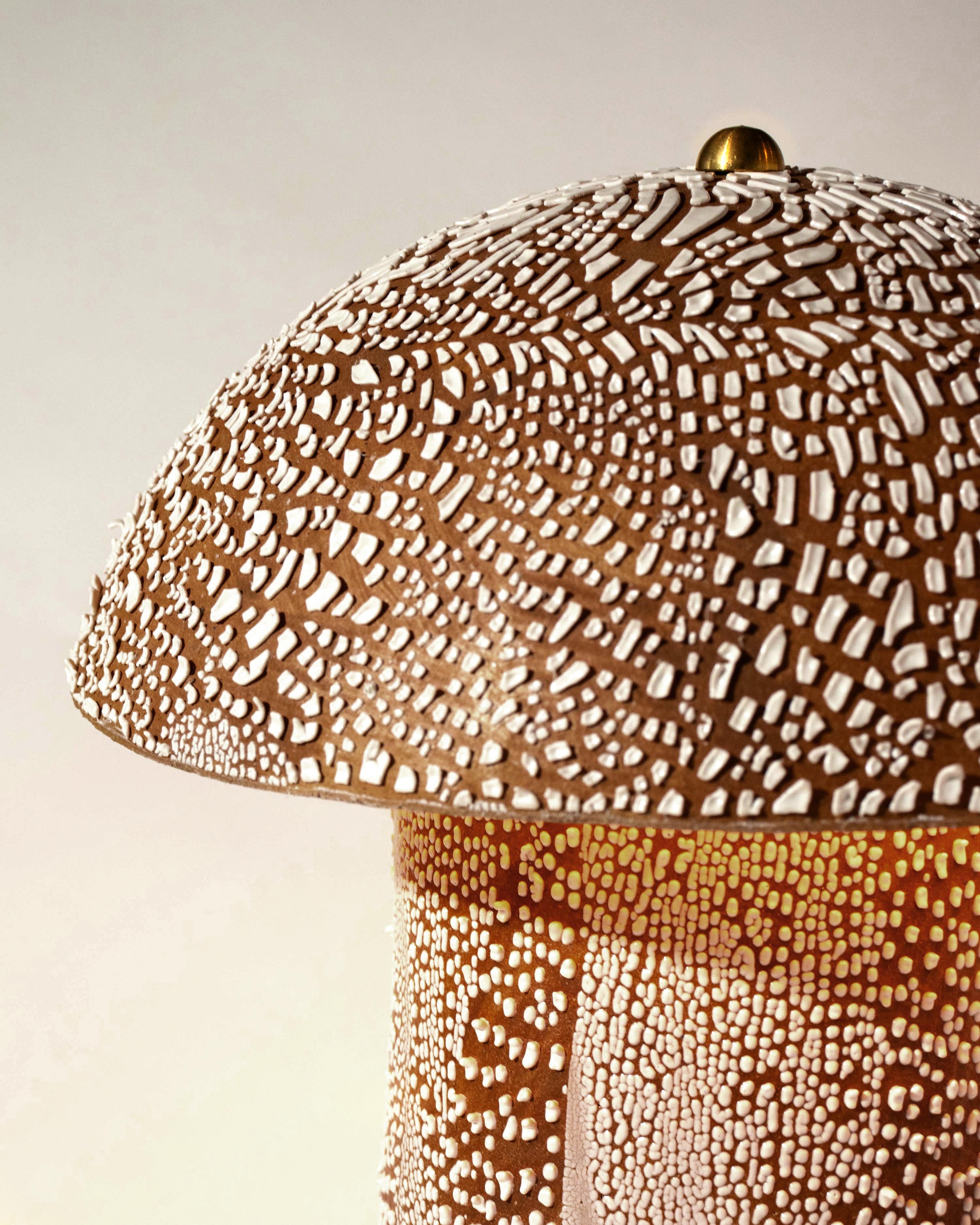 Cada lámpara seta está hecha y pintada a mano por Ethan Streicher, fundador y diseñador de la marca Streicher Goods de Brooklyn, Nueva York. La silueta de la lámpara es sencilla y contemporánea, con una base cilíndrica alta que se funde a la