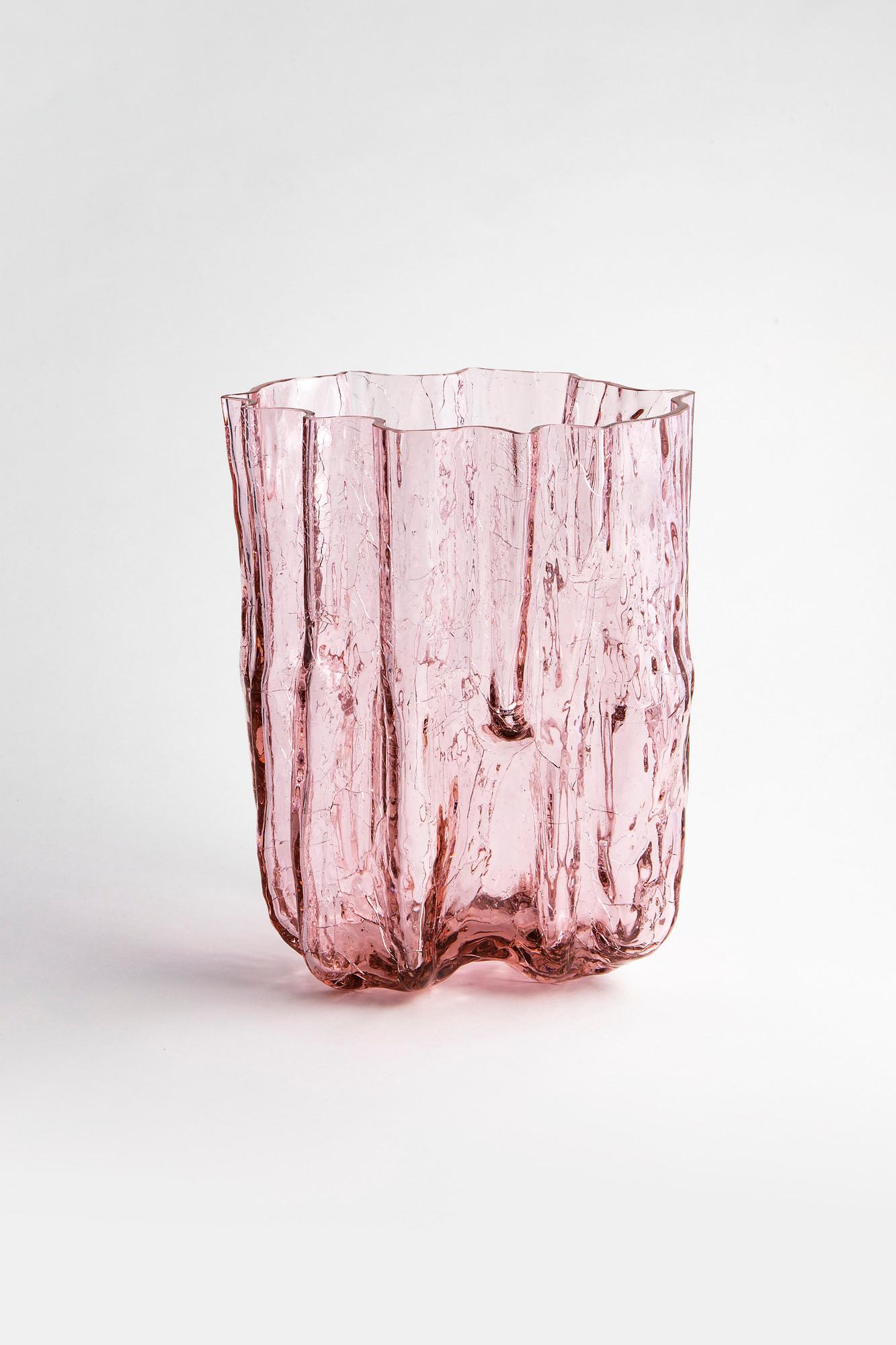 Crackle and thunder – a magical wonder! At Kosta Boda, we marvel at beautifully preserved cracks in glass. The pink vase from the Crackle collection has an expressive, sculptural exterior created using an old handicraft technique where the hot glass
