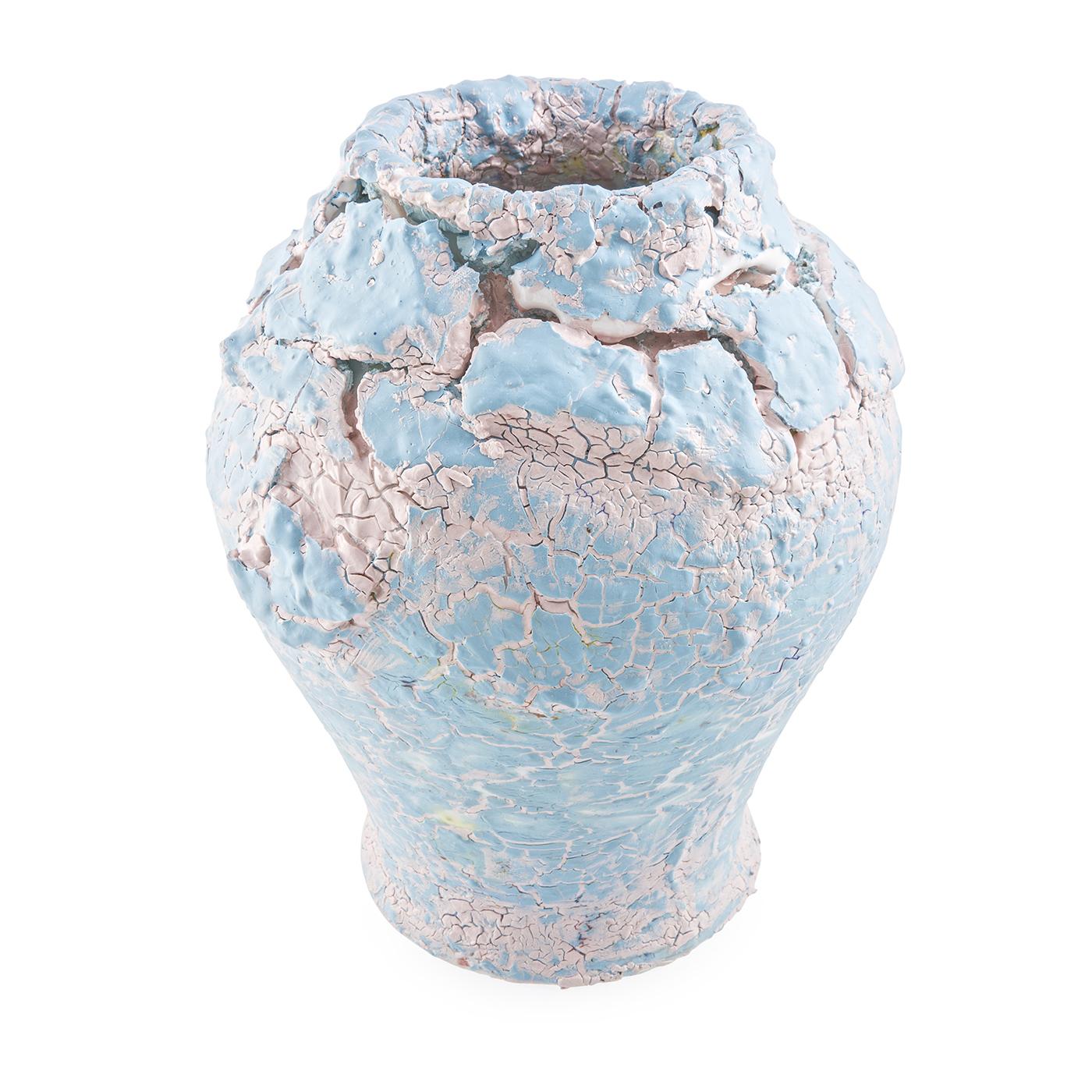 In this vase made using the engobe technique, soft pastel blue alternates with white. Thanks to its contrasting effect, this vase from the Crackled Line becomes an elegant and refined piece of decor.








 