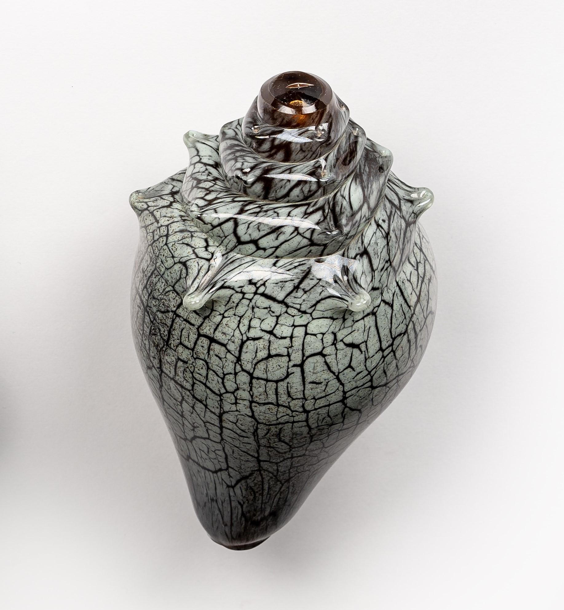 Craquelé-Muschelschale aus Glas: ein atemberaubendes Kunstwerk aus Glas mit Coastal Twist (Moderne) im Angebot