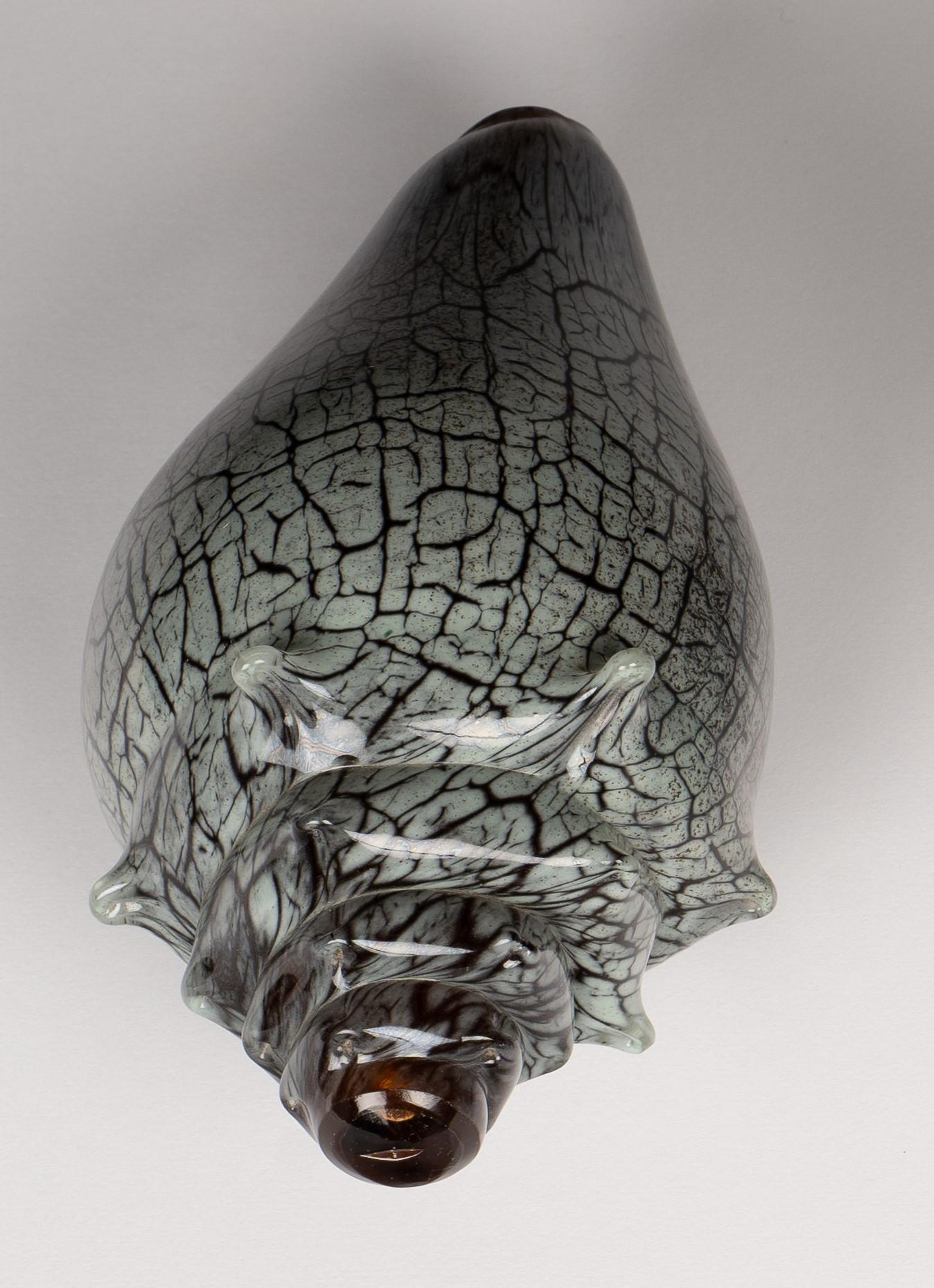 Craquelé-Muschelschale aus Glas: ein atemberaubendes Kunstwerk aus Glas mit Coastal Twist (Indisch) im Angebot