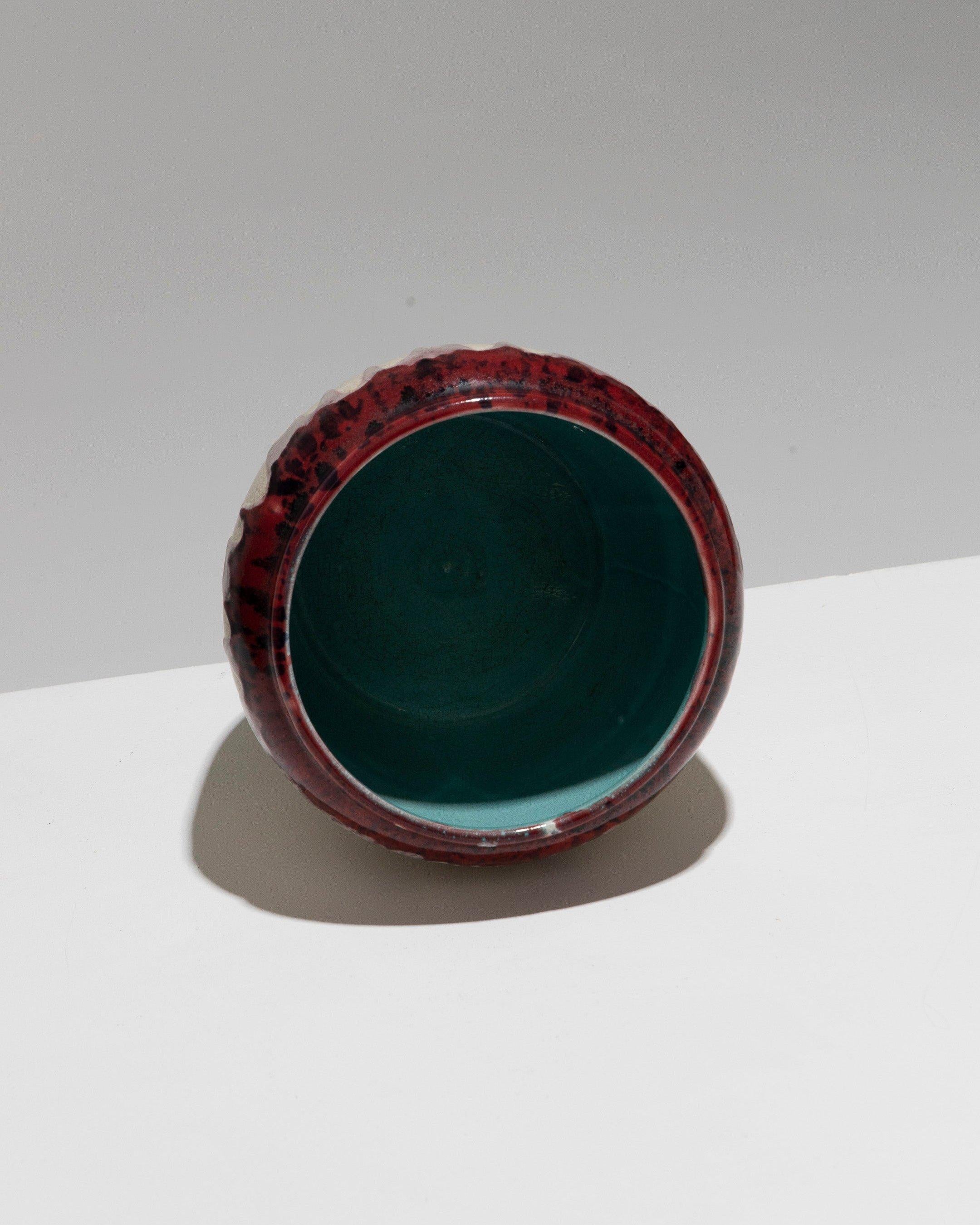 Jardinière en faïence craquelée d'Orchies, années 1930. Une bande framboise ombrée de noir se développe à partir de la lèvre et autour de l'épaule, dégoulinant sur un fond de craquelure blanche, contrastant avec un intérieur à glaçure turquoise.