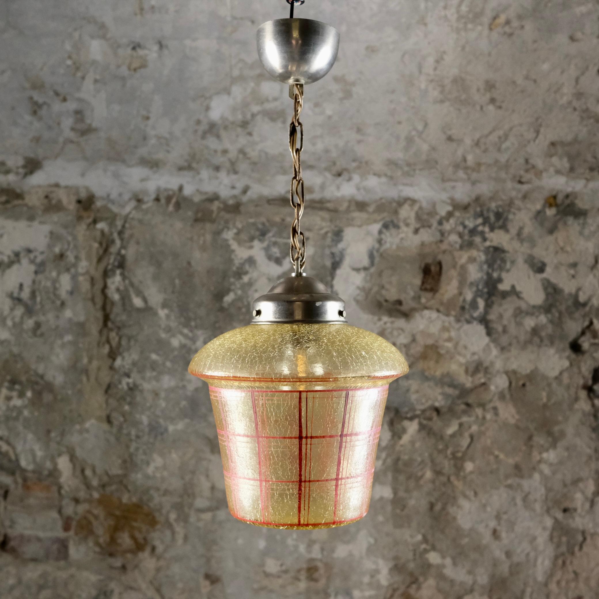 Jolie lanterne en verre du milieu du siècle, fabriquée en France, avec un effet craquelé sur le verre et un adorable motif quadrillé peint en rouge. 
Finitions en acier brossé.
Bon état général, légères traces du temps (peinture, rouille, coupelle