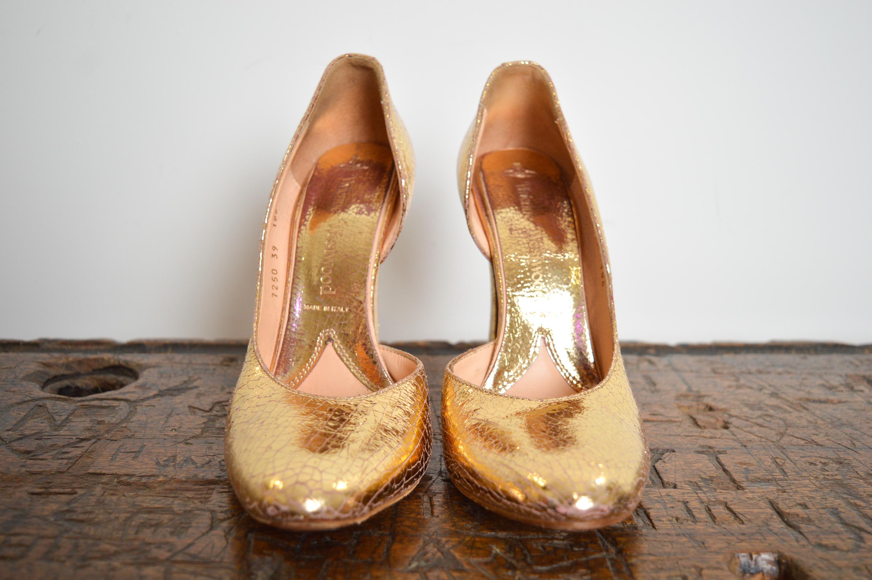 Sublime, Crackled Gold Vintage Vivienne Westwood Metallic High Heeled court Shoes 
MADE IN ITALY
Model - Decollete Open side Court in Gold foil.
U.K. Size 6 / EU Size 39
Heel height : 12cm
Condition ; 8/10 overall great condition the only flaw to