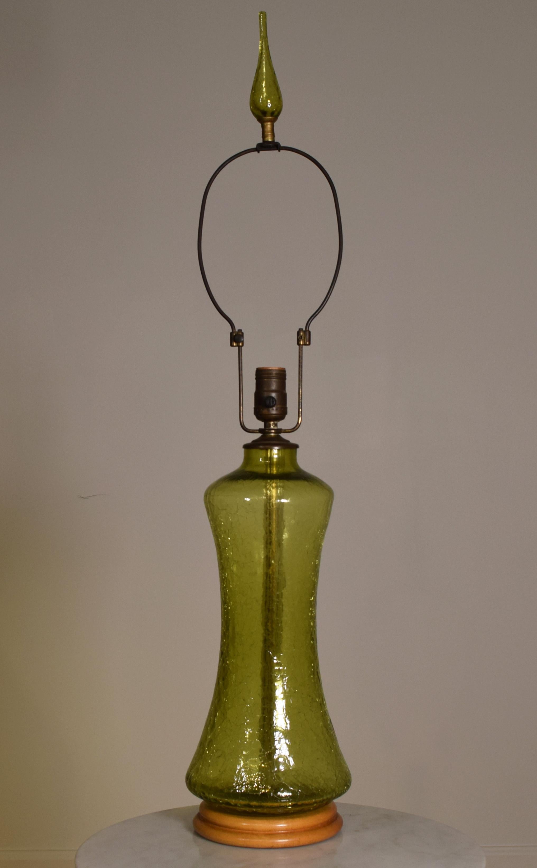 Modèle LP-14, Une belle lampe de table unique en verre d'art vert olive du studio Blenko, années 1970. En finition craquelée sur socle en bois tourné avec harpe ajustable d'origine avec fleuron d'origine. Parfait état de fonctionnement, et peut être